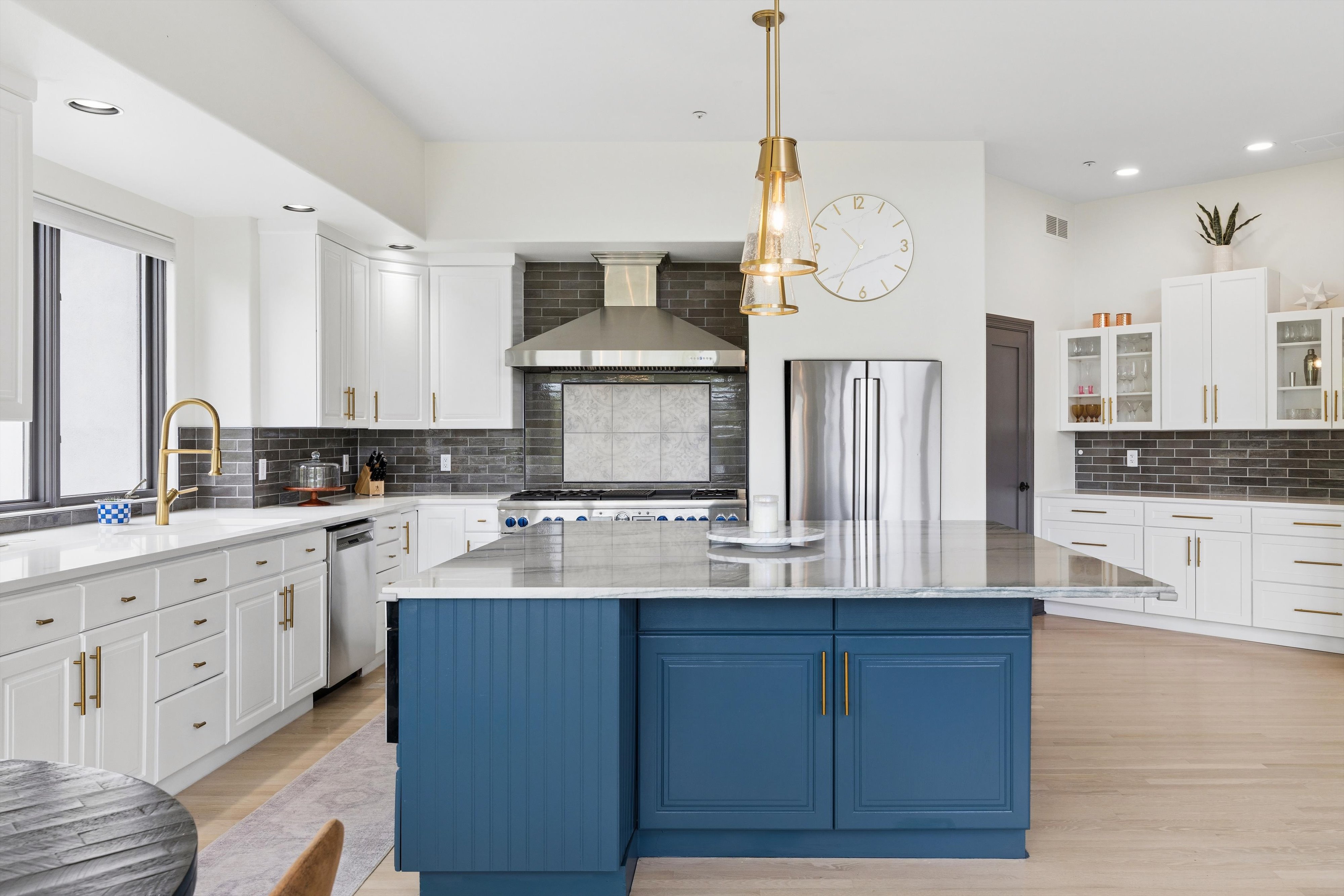  Remodeled 4 Bed 6 Bath Residence Offering Mountain, Sunset Views & Privacy - 物件實景