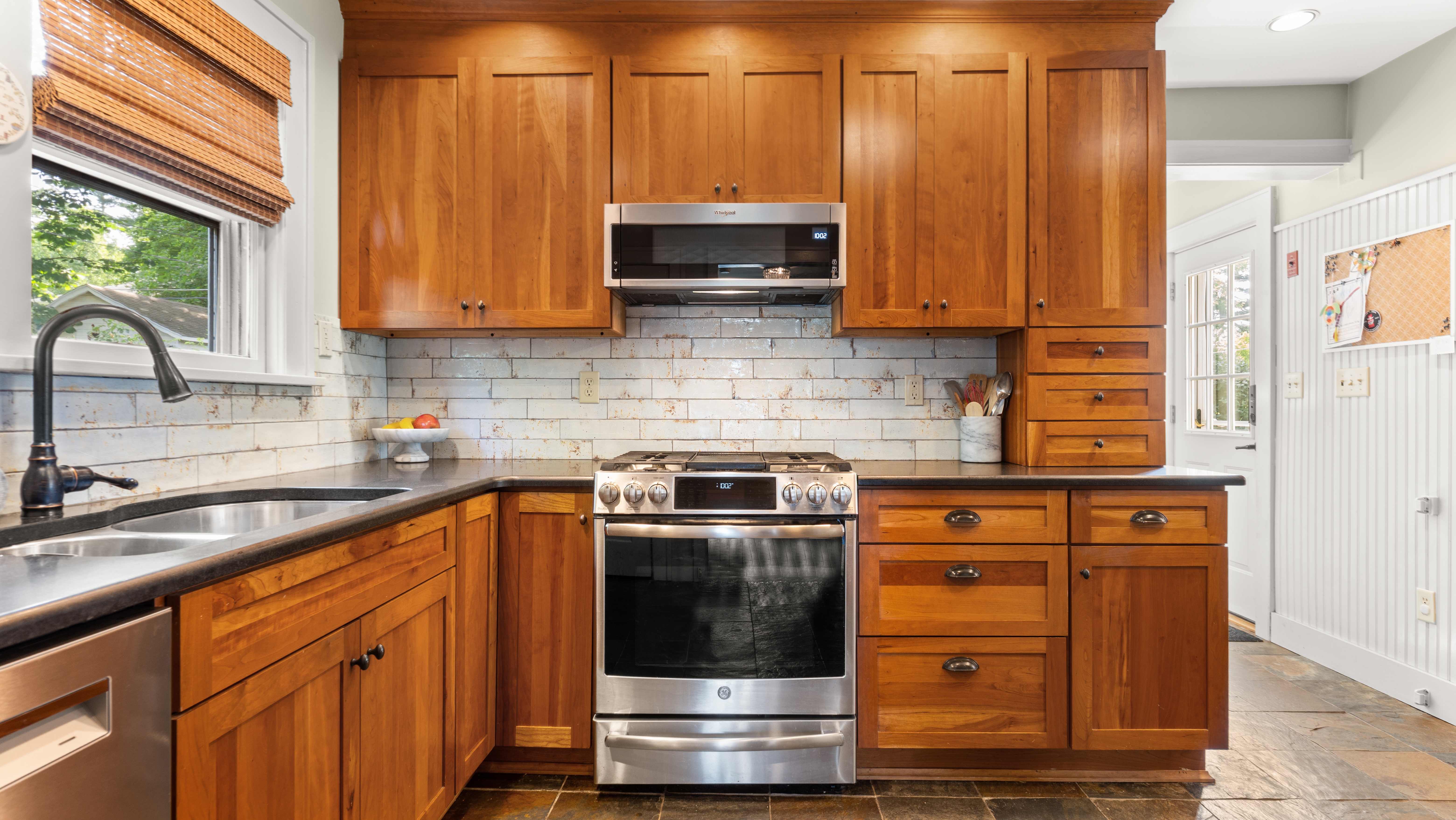  Turnkey Colonial Charm in Southeast Pittsfield - 物件實景