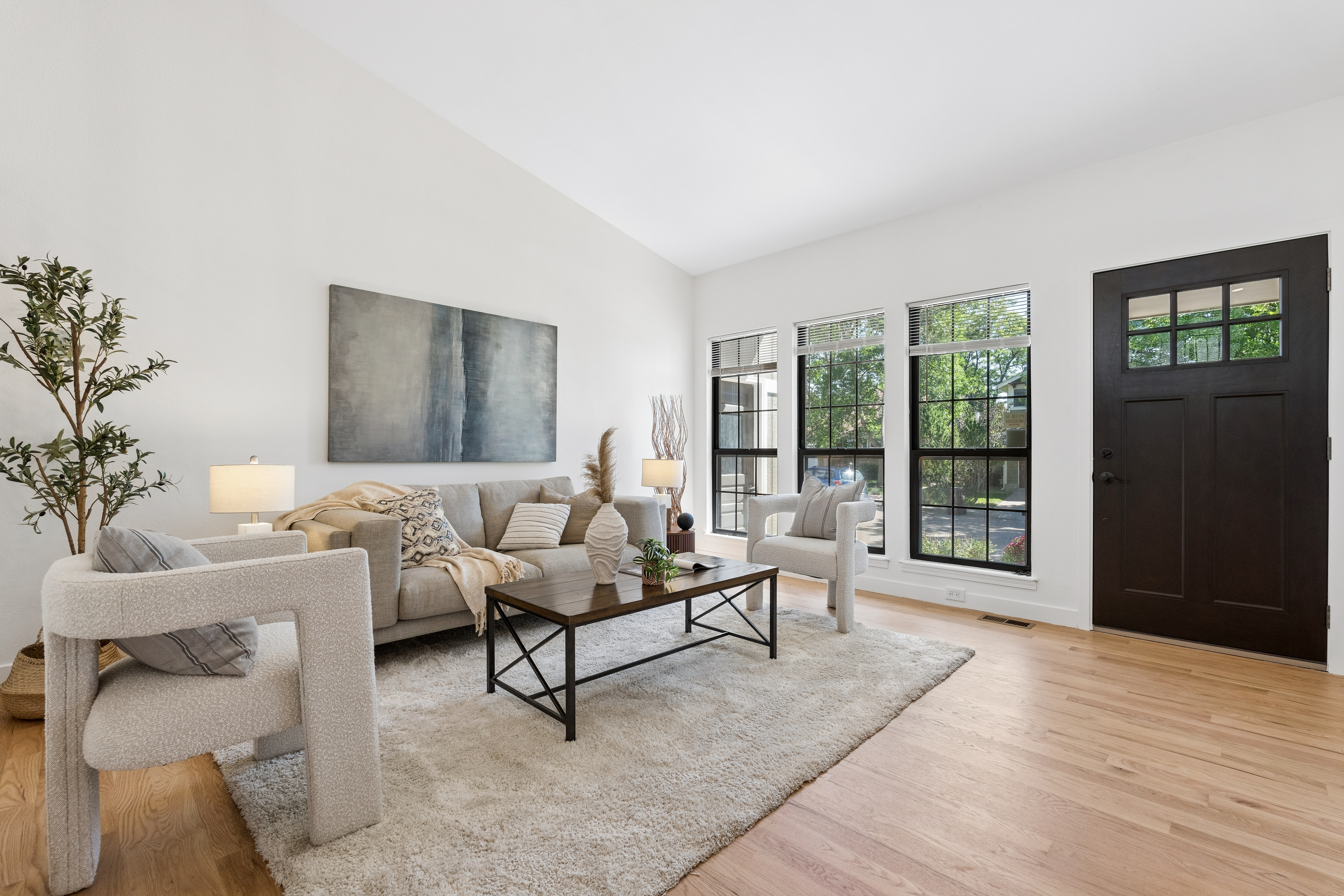  Completely reimagined, refreshed, and ready, this charming home on quiet street - 物件實景