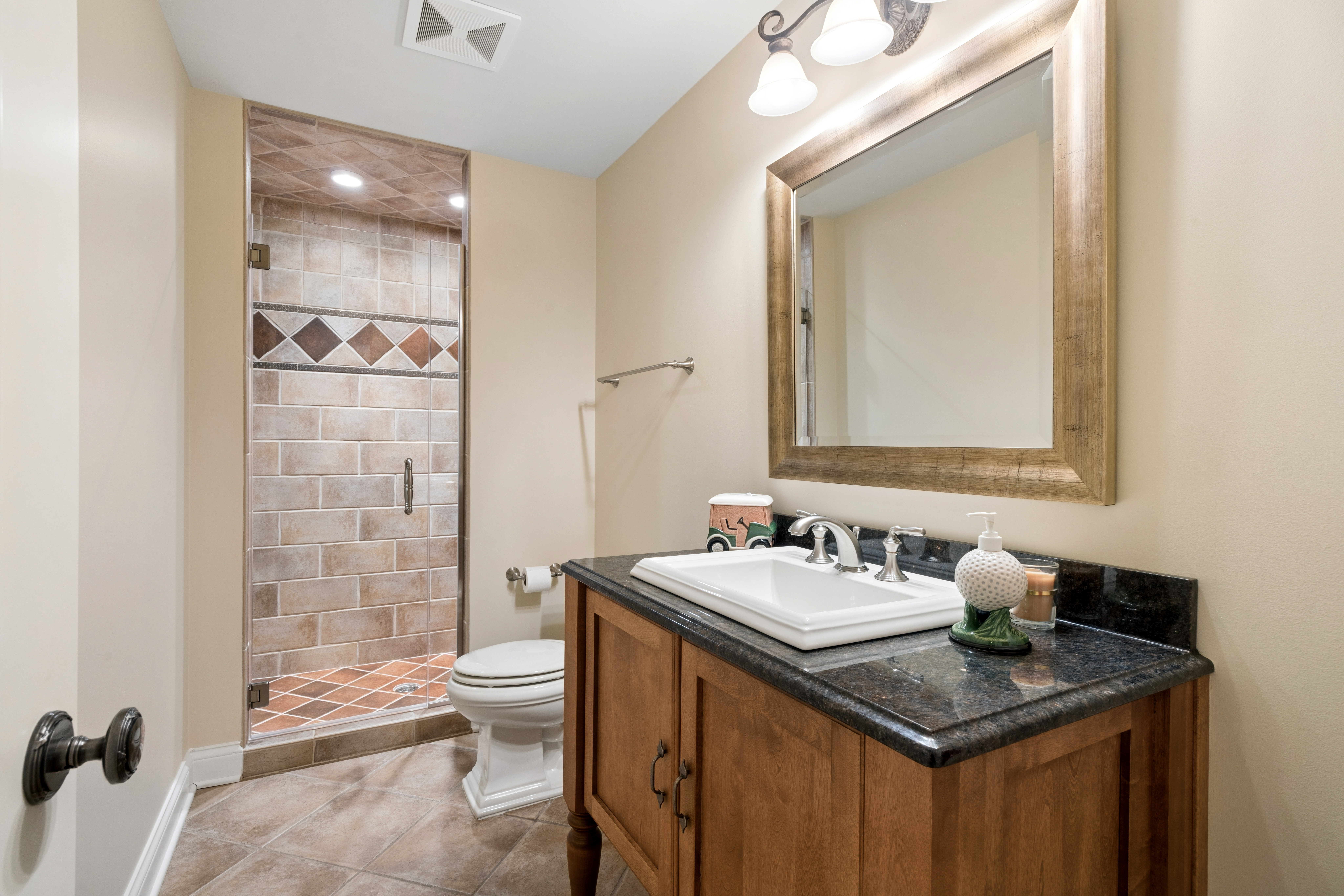  Impressive Cedar and Sstone Home in A+ Sought After Location - 物件實景