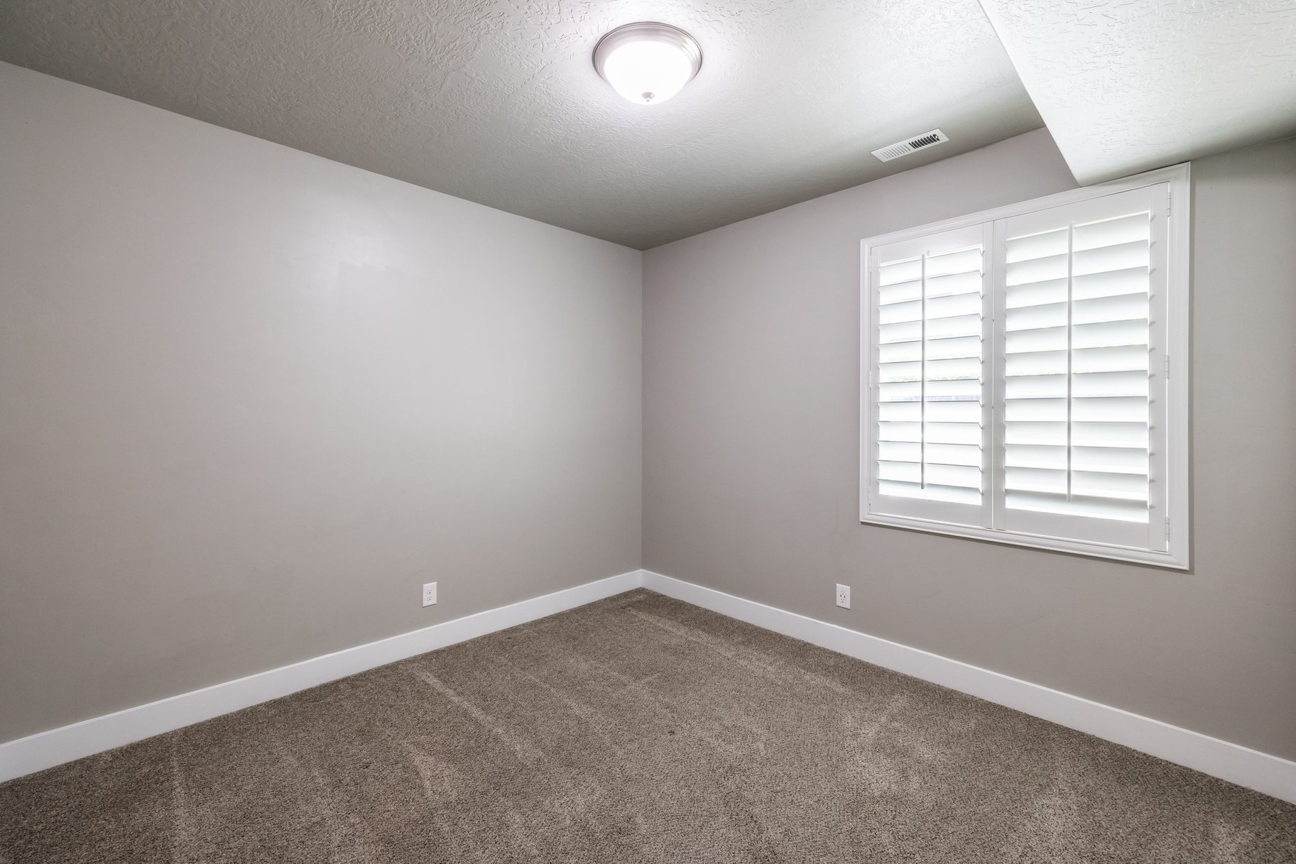  Move-In Ready in Daybreak — Steps from the Lake, Loaded with Custom Upgrades - 物件實景