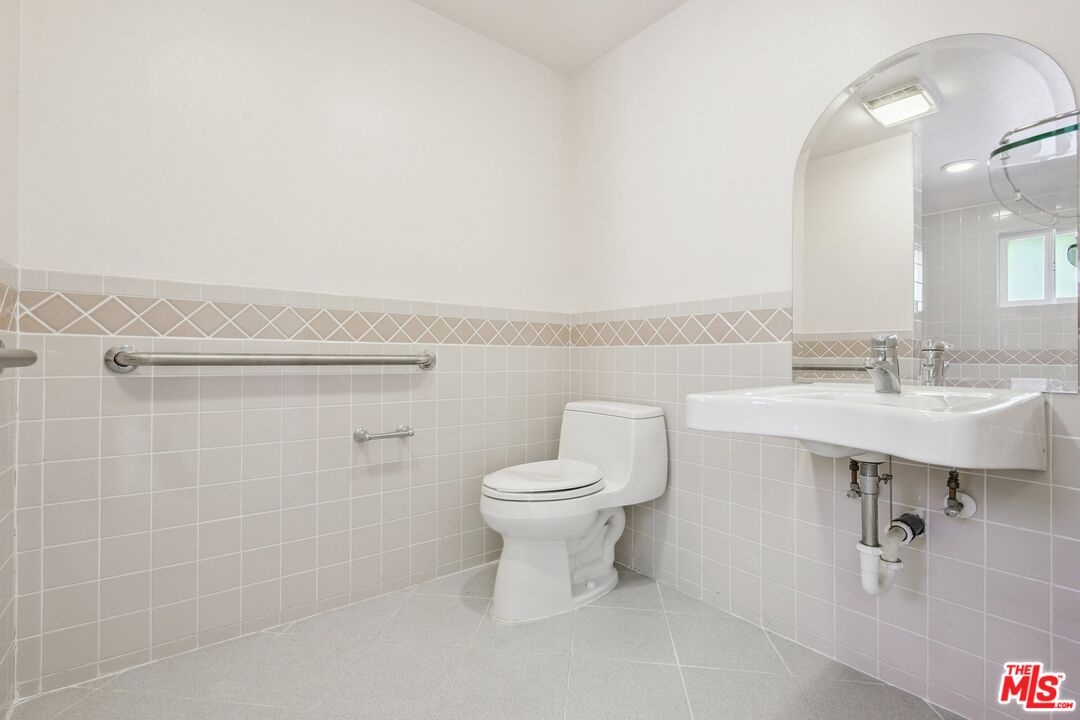 Pacific Palisades, California, 90272, United States, 4 Bedrooms Bedrooms, ,3 BathroomsBathrooms,Residential,For Sale,1989608