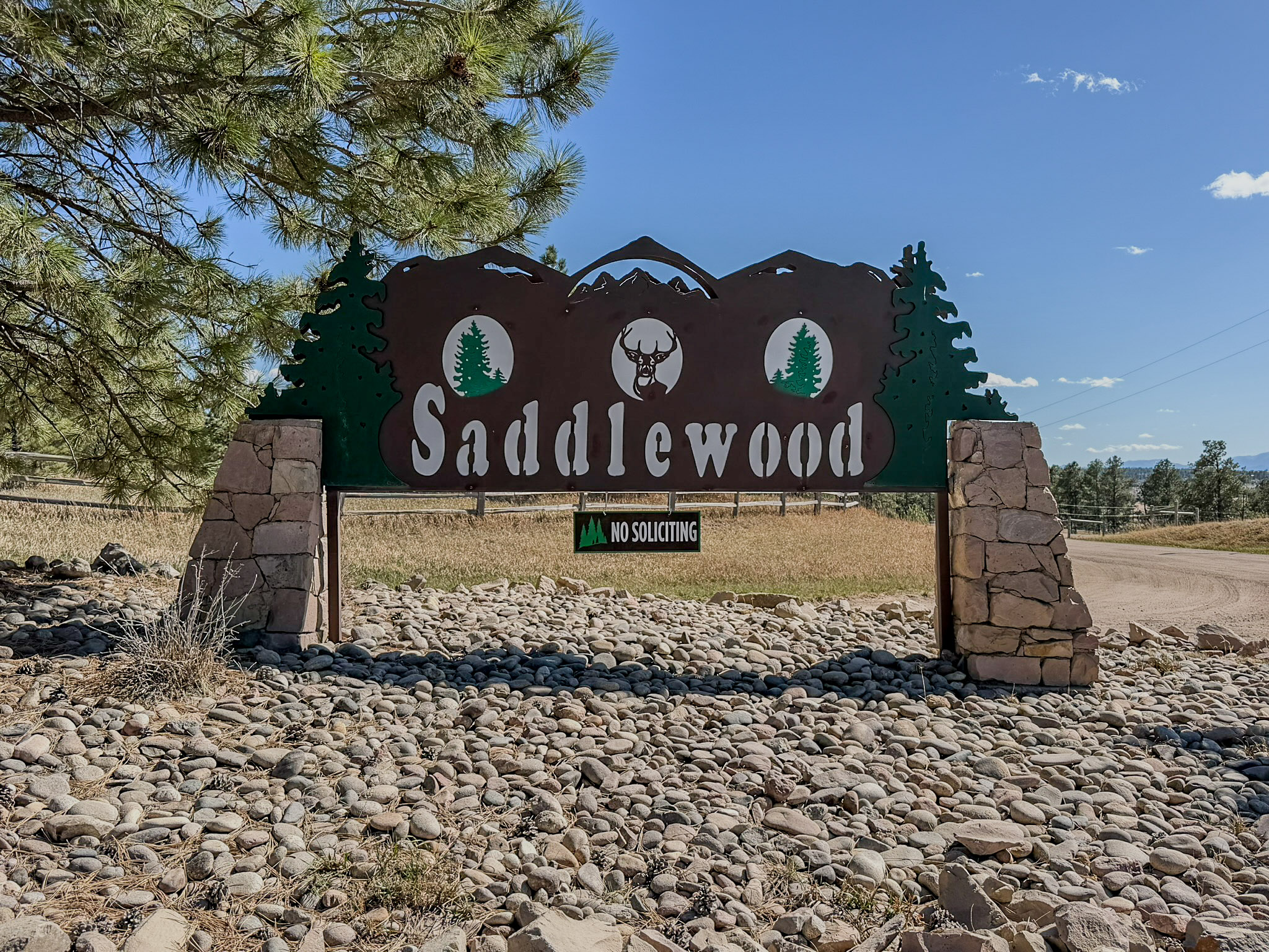  Set behind a gated entry on two and a half wooded acres - 物件實景