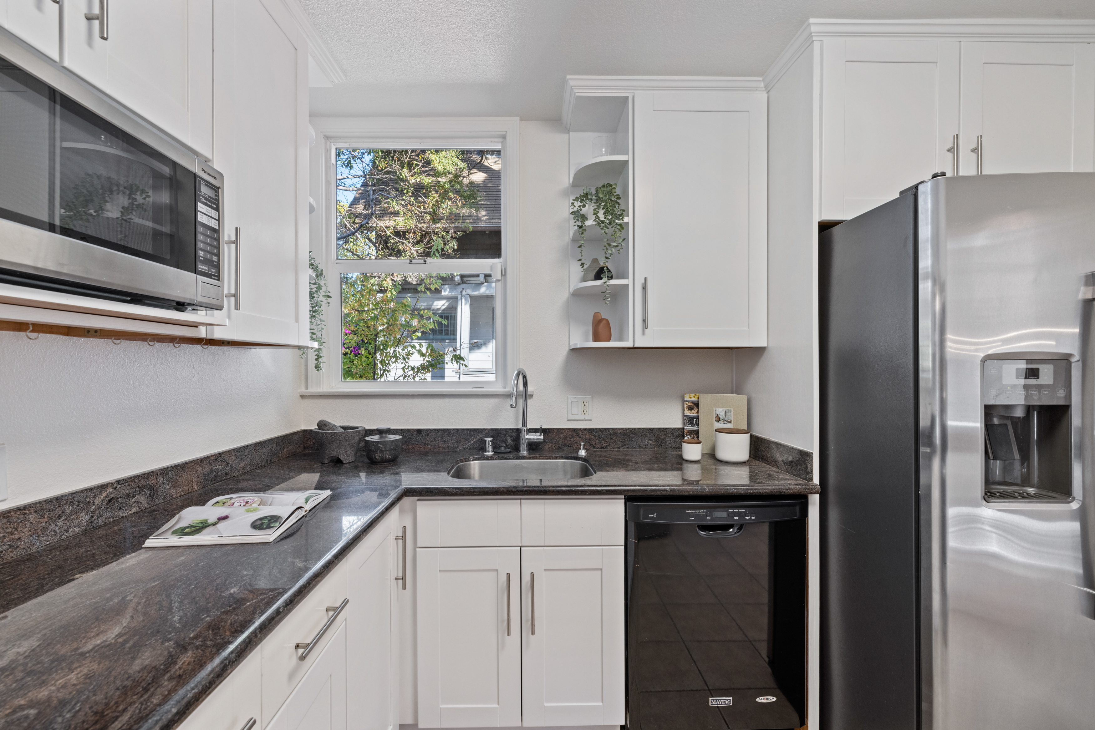  Classic Berkeley Charm Meets Versatility: Elmwood Home Plus Duplex - 物件實景