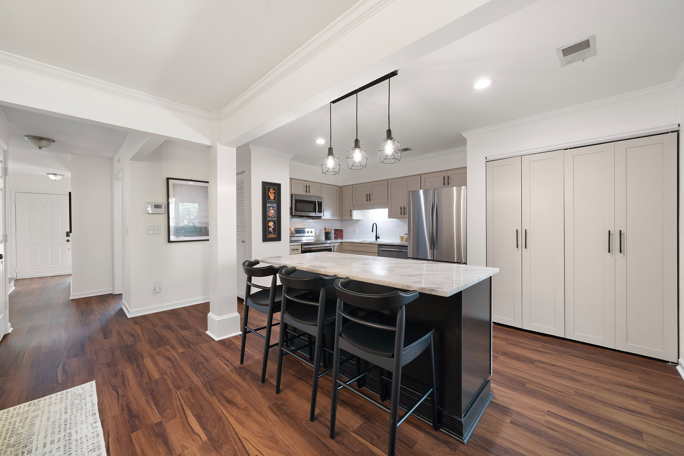  Stunning Turn-key Townhome Tucked Away in Desirable Woodbridge Crossing - 物件實景