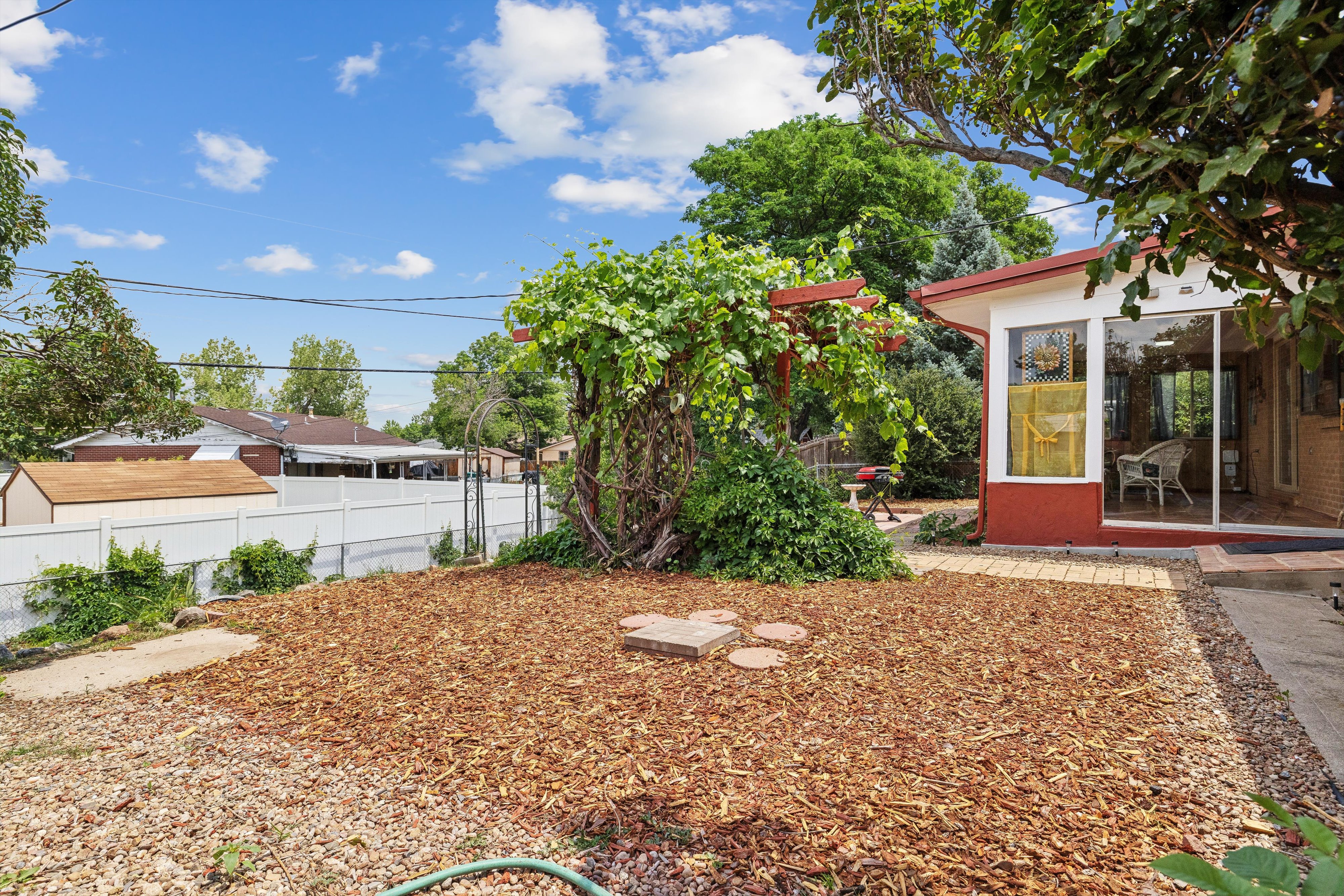  Charming brick ranch; inviting outdoor spaces, thoughtful interior updates - 物件實景