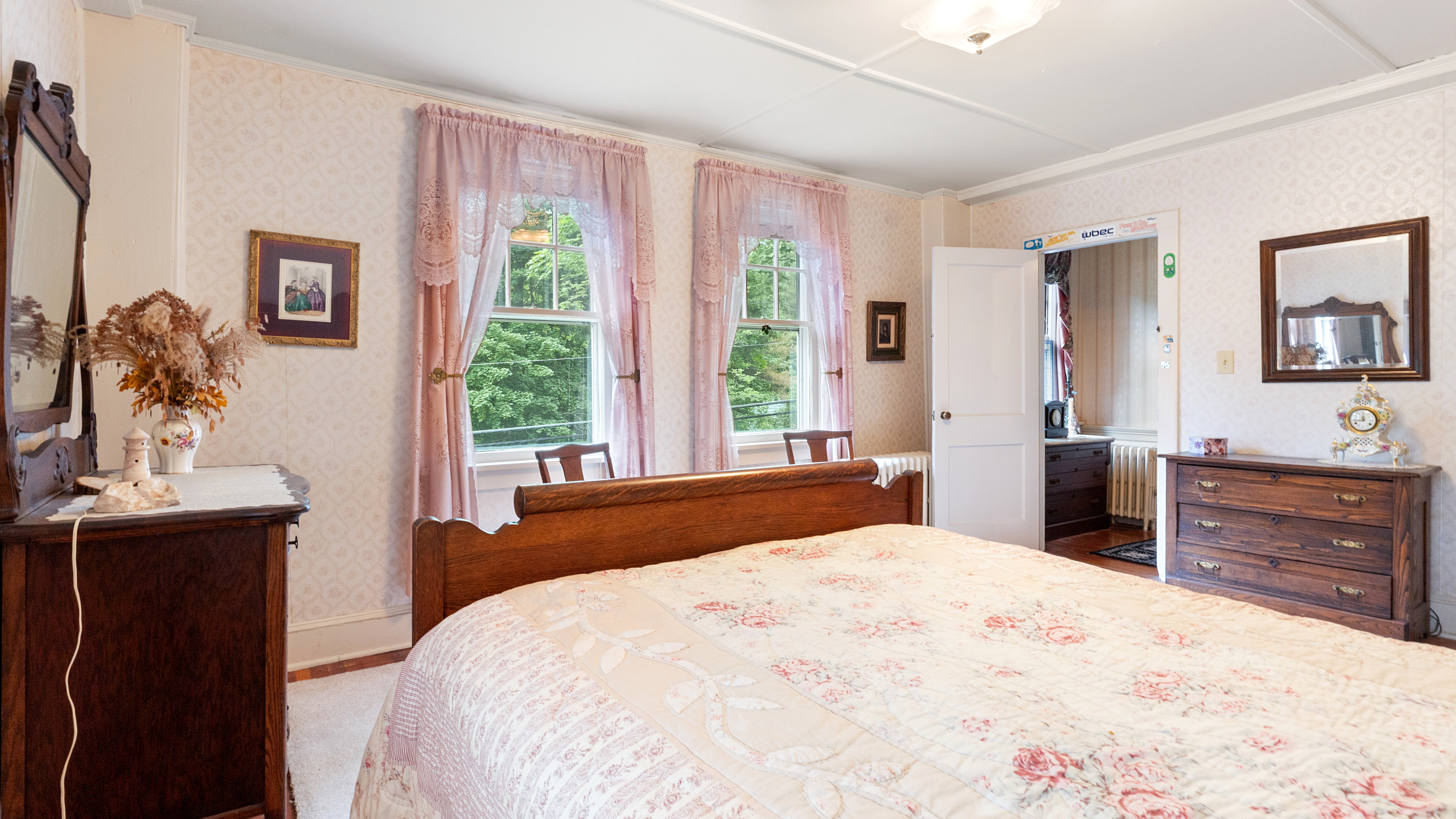  13-Acre Historic Estate with Modern Upgrades + Barn & Studio - 物件實景