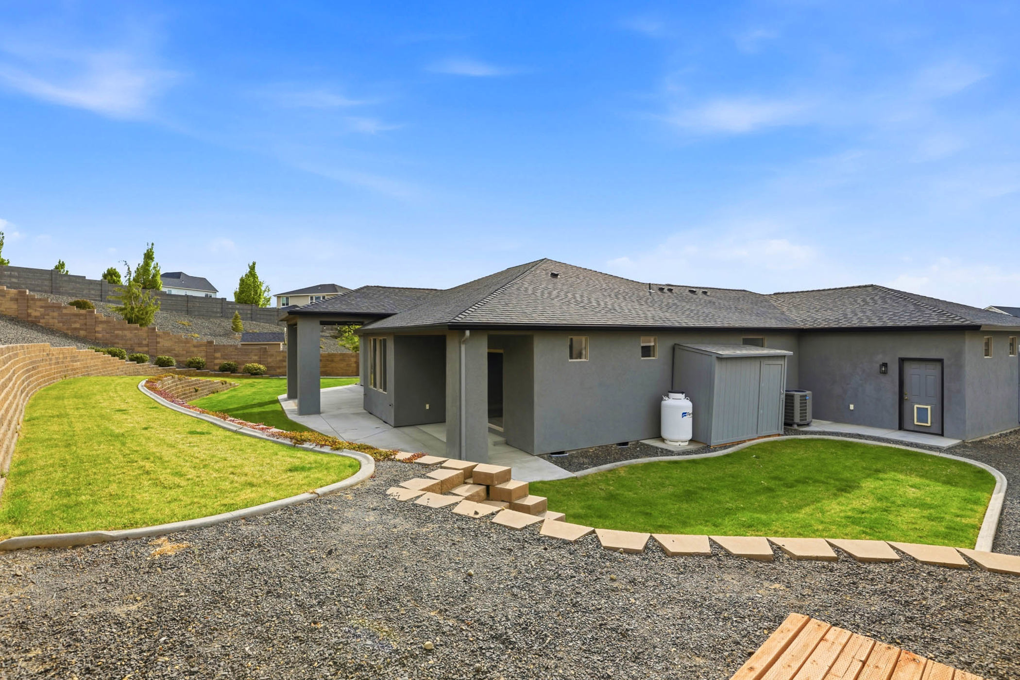  4 car garage in cul-de-sac Upgrades, single level - 物件實景