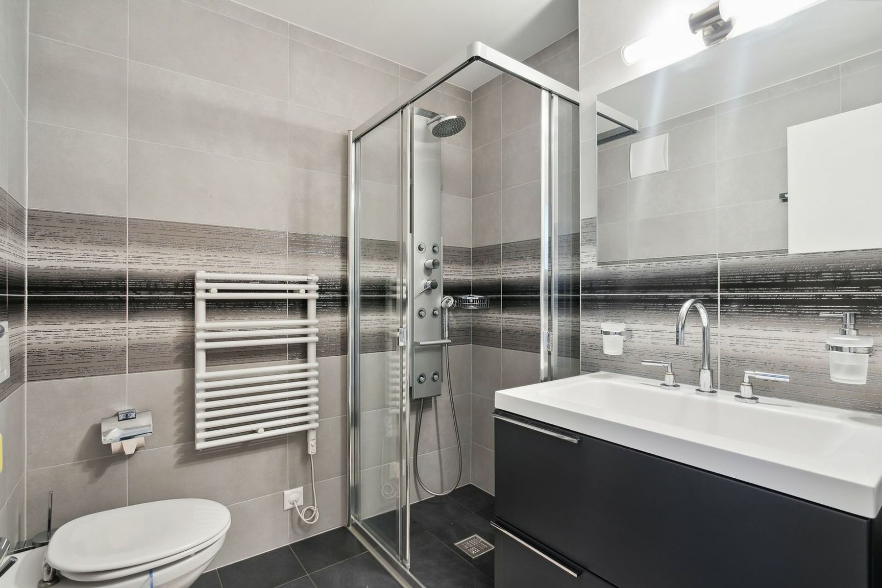  TOP-of-the-range amenities downtown, lake and mountain views - 物件實景