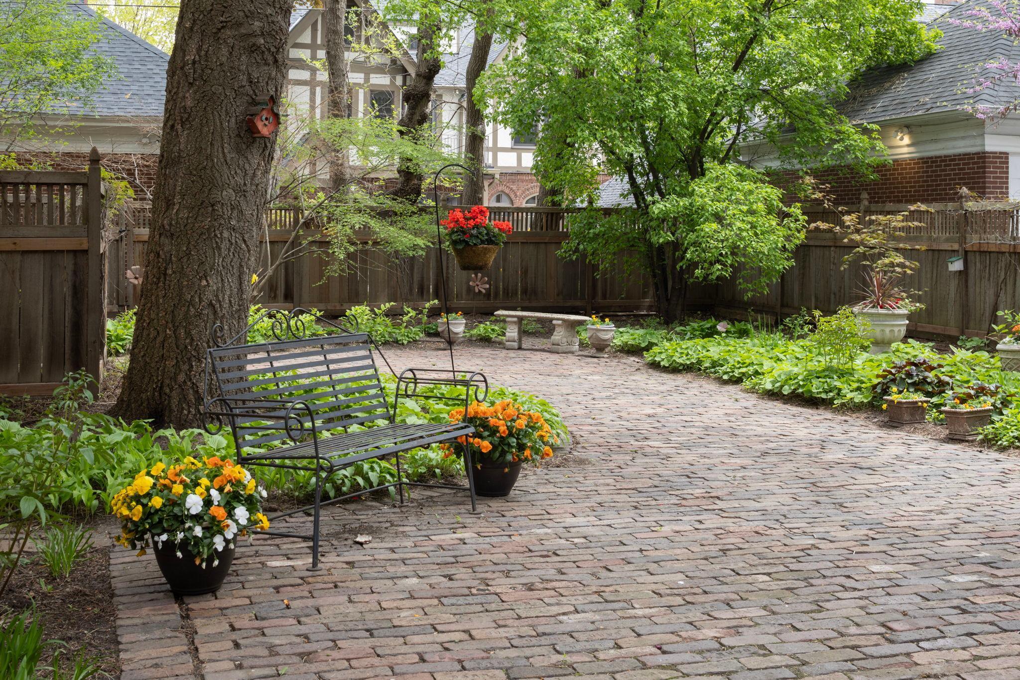Minneapolis, Minnesota, 55403, United States, 3 Bedrooms Bedrooms, ,2 BathroomsBathrooms,Residential,For Sale,1714237