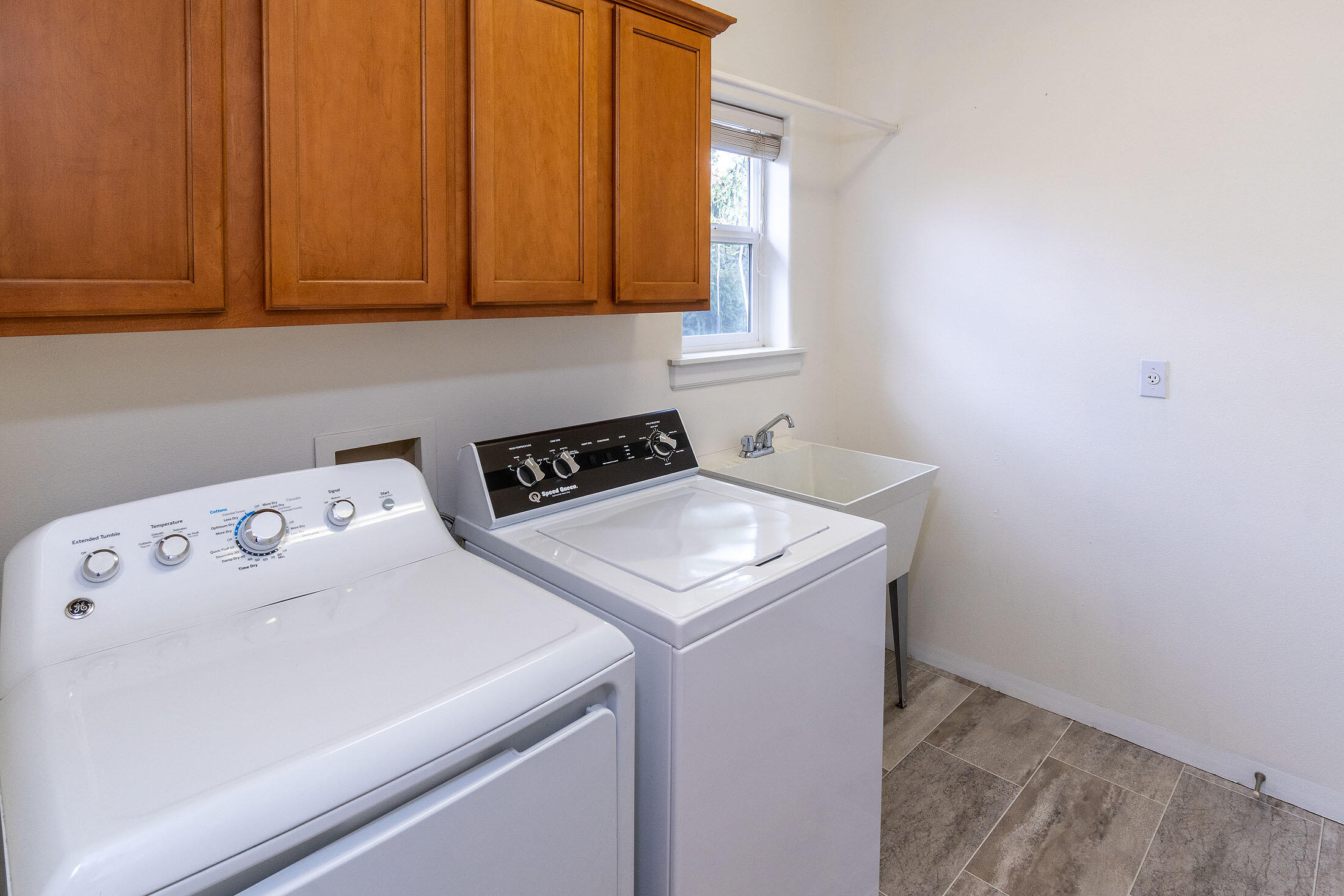 Bend, Oregon, 97701, United States, 3 Bedrooms Bedrooms, ,3 BathroomsBathrooms,Residential,For Sale,1991752