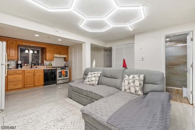 Wayne Twp., New Jersey, 07470, United States, 5 Bedrooms Bedrooms, ,2 BathroomsBathrooms,Residential,For Sale,1988198