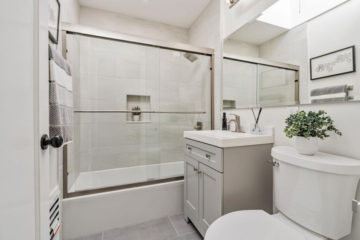 San Francisco, California, 94134, United States, 2 Bedrooms Bedrooms, ,1 BathroomBathrooms,Residential,For Sale,1926351