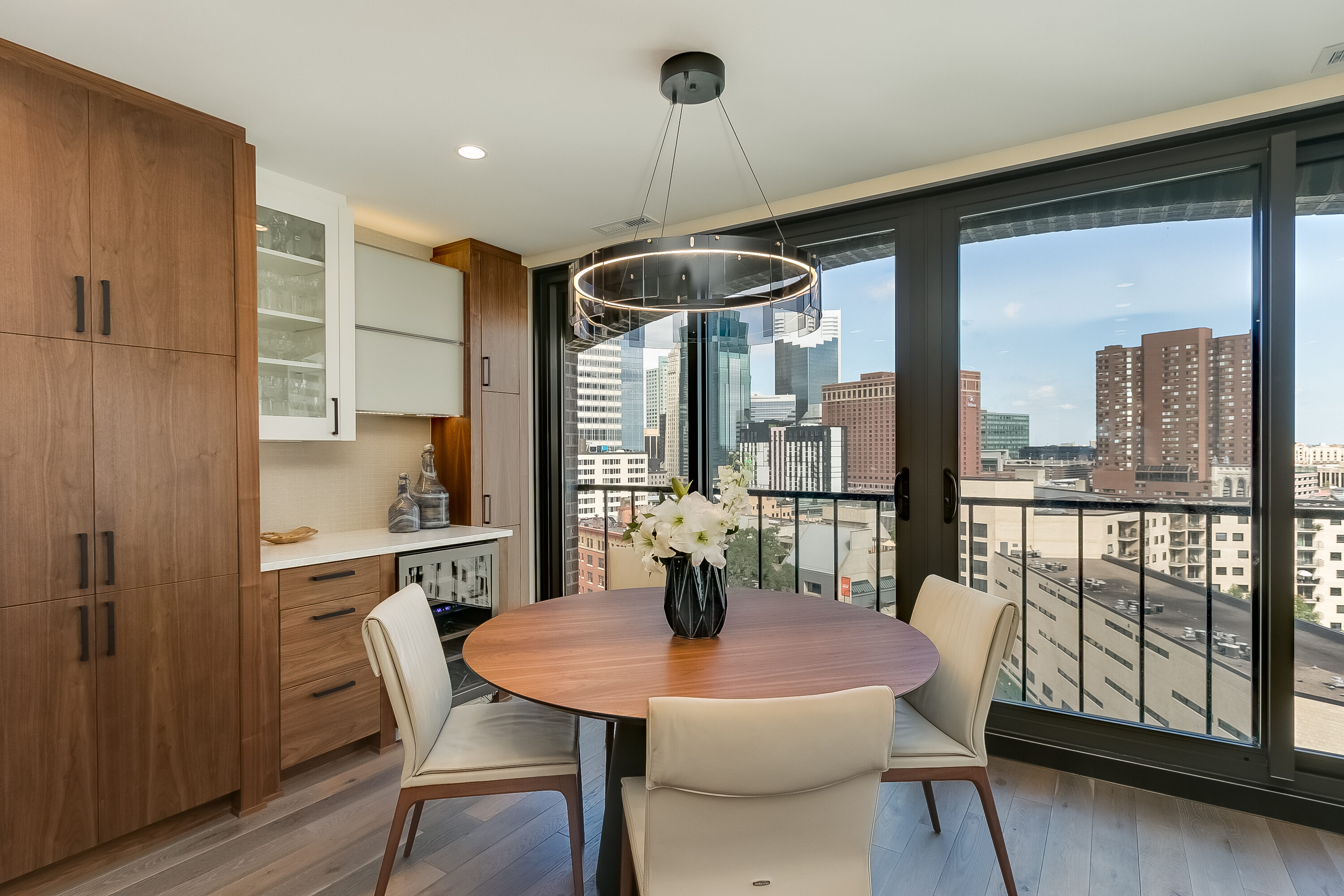  Luxurious Reimagined Downtown Condo - 物件實景