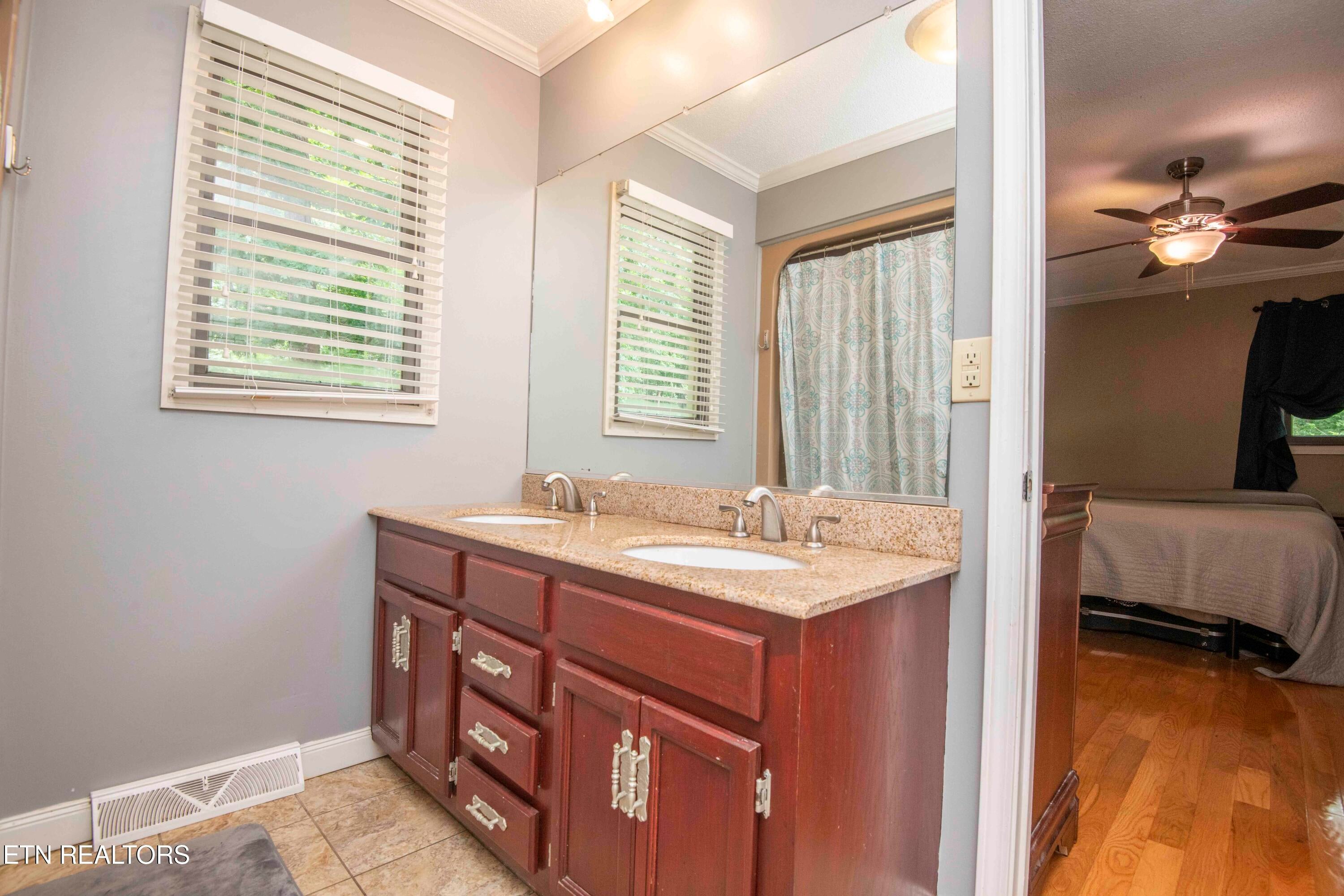 Kingston, Tennessee, 37763, United States, 3 Bedrooms Bedrooms, ,2 BathroomsBathrooms,Residential,For Sale,1882292