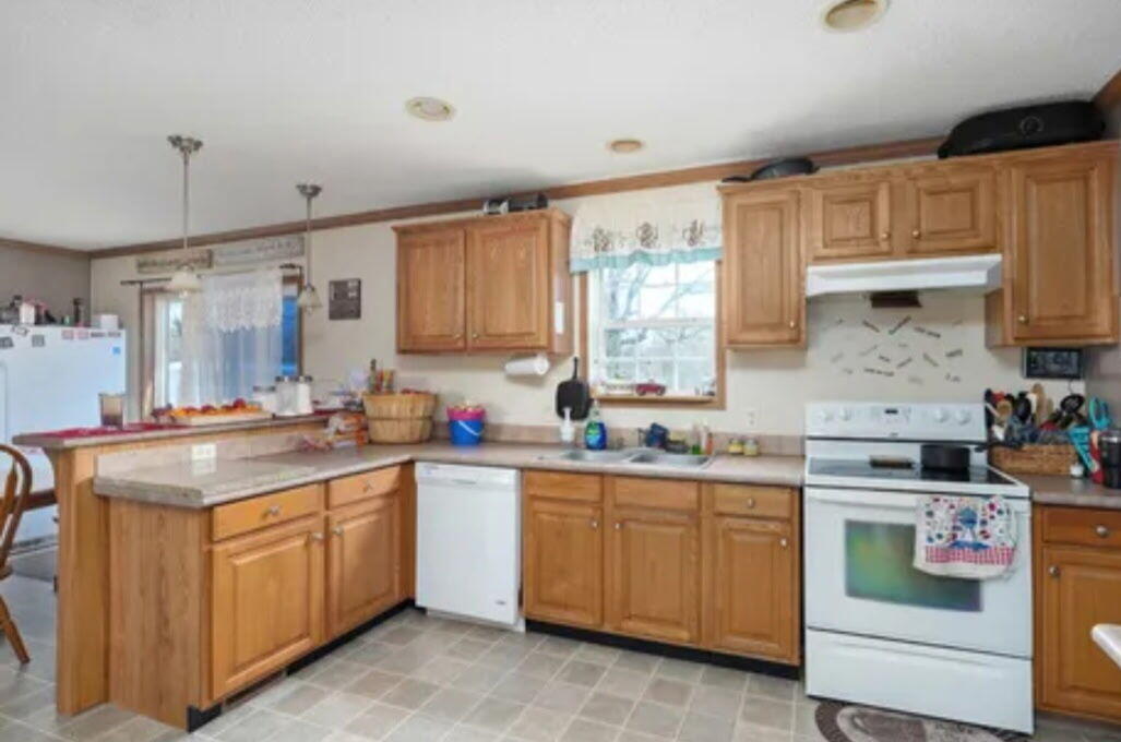 Aurora, Missouri, 65605, United States, 4 Bedrooms Bedrooms, ,2 BathroomsBathrooms,Residential,For Sale,1943592