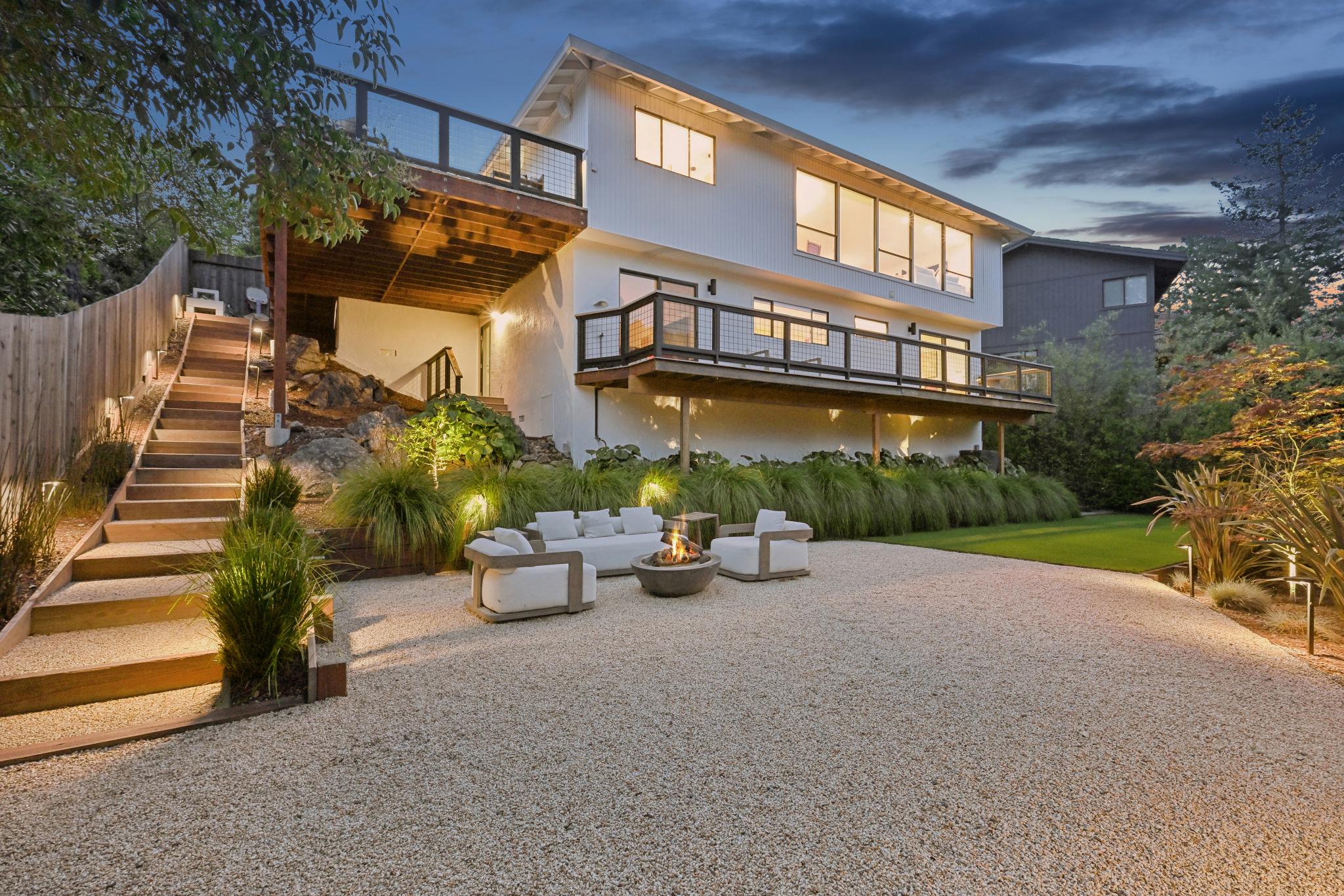  Thoughtfully Expanded and Extensively Renovated - 物件實景