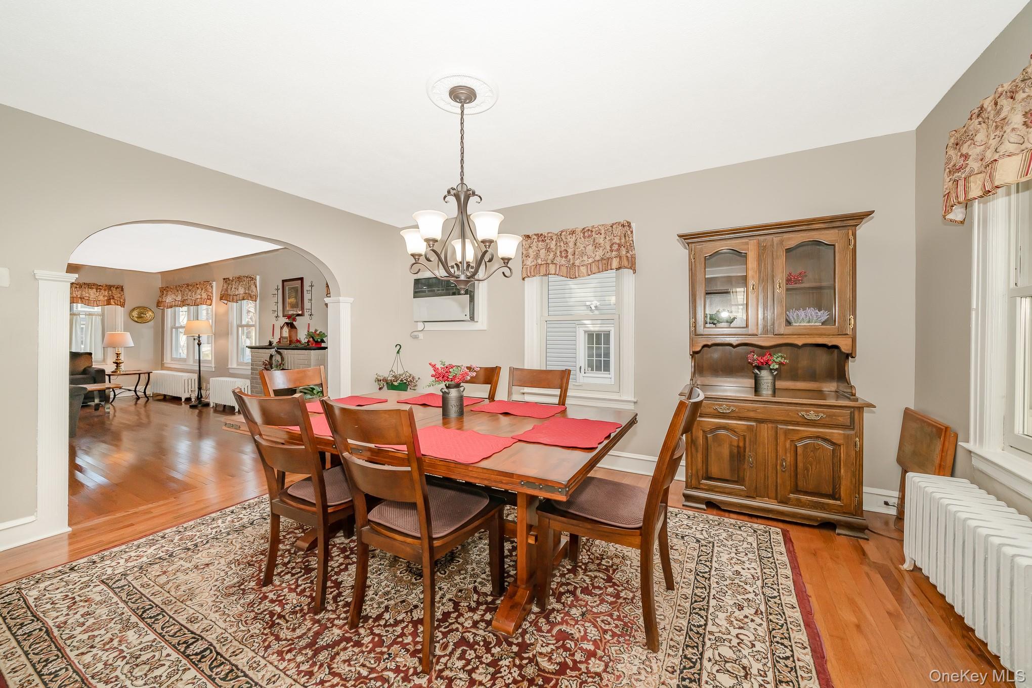 Mineola, New York, 11501, United States, 4 Bedrooms Bedrooms, ,2 BathroomsBathrooms,Residential,For Sale,2005697