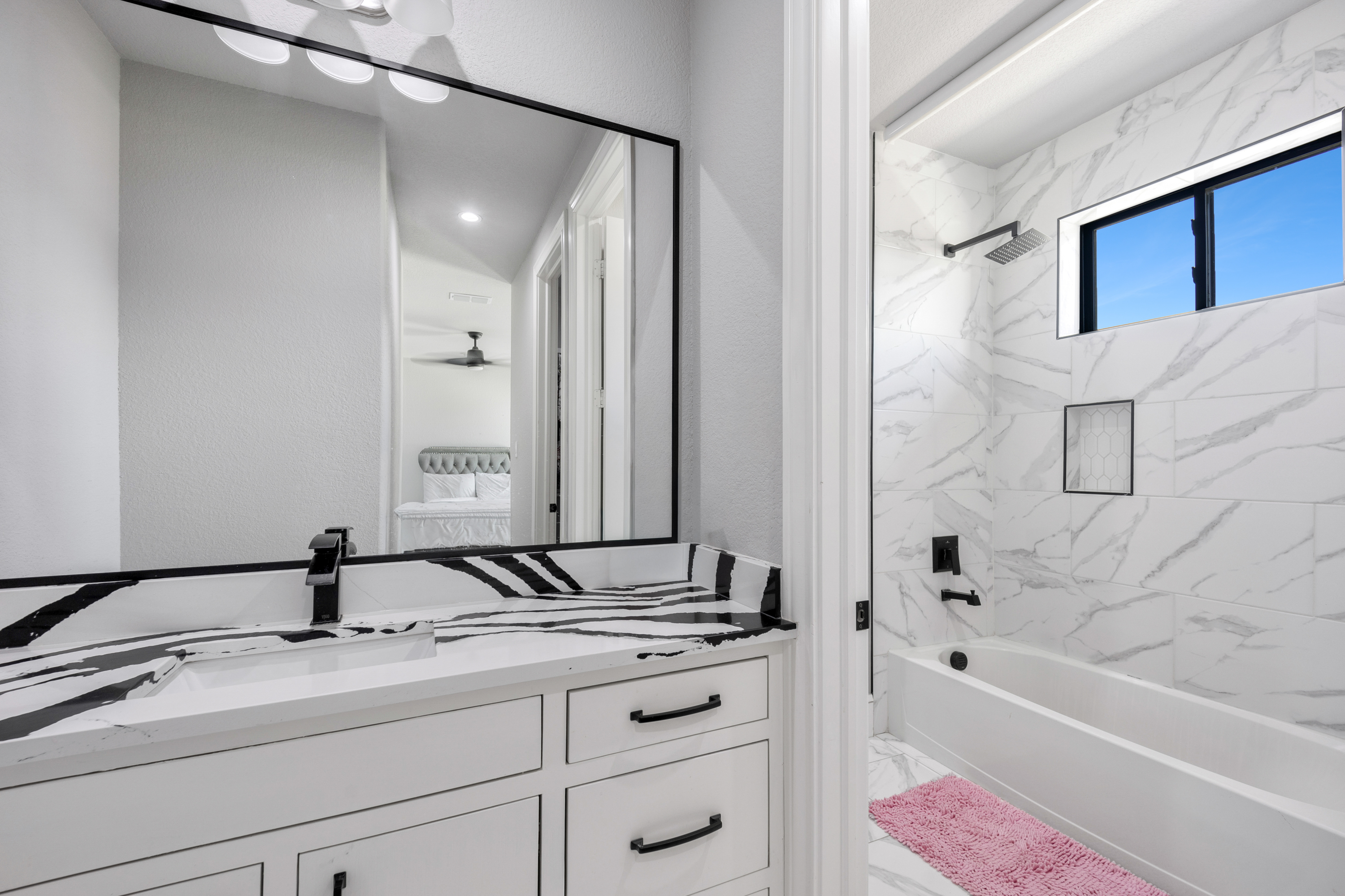  Modern Luxury with Two Private Primary Suites in Gated Waters Edge - 物件實景