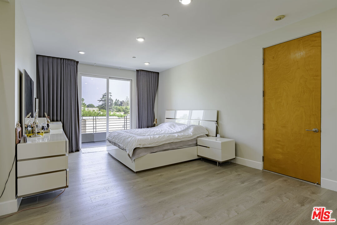 Los Angeles, California, 90010, United States, 3 Bedrooms Bedrooms, ,3 BathroomsBathrooms,Residential,For Sale,1992003