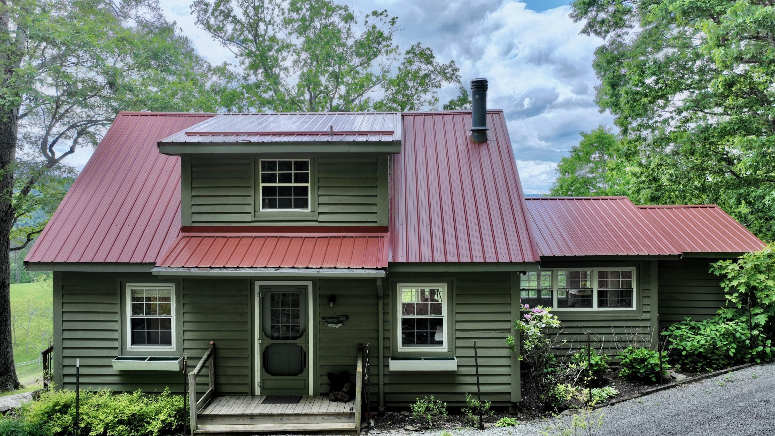 Hinton, West Virginia, 25951, United States, 3 Bedrooms Bedrooms, ,2 BathroomsBathrooms,Residential,For Sale,1847106
