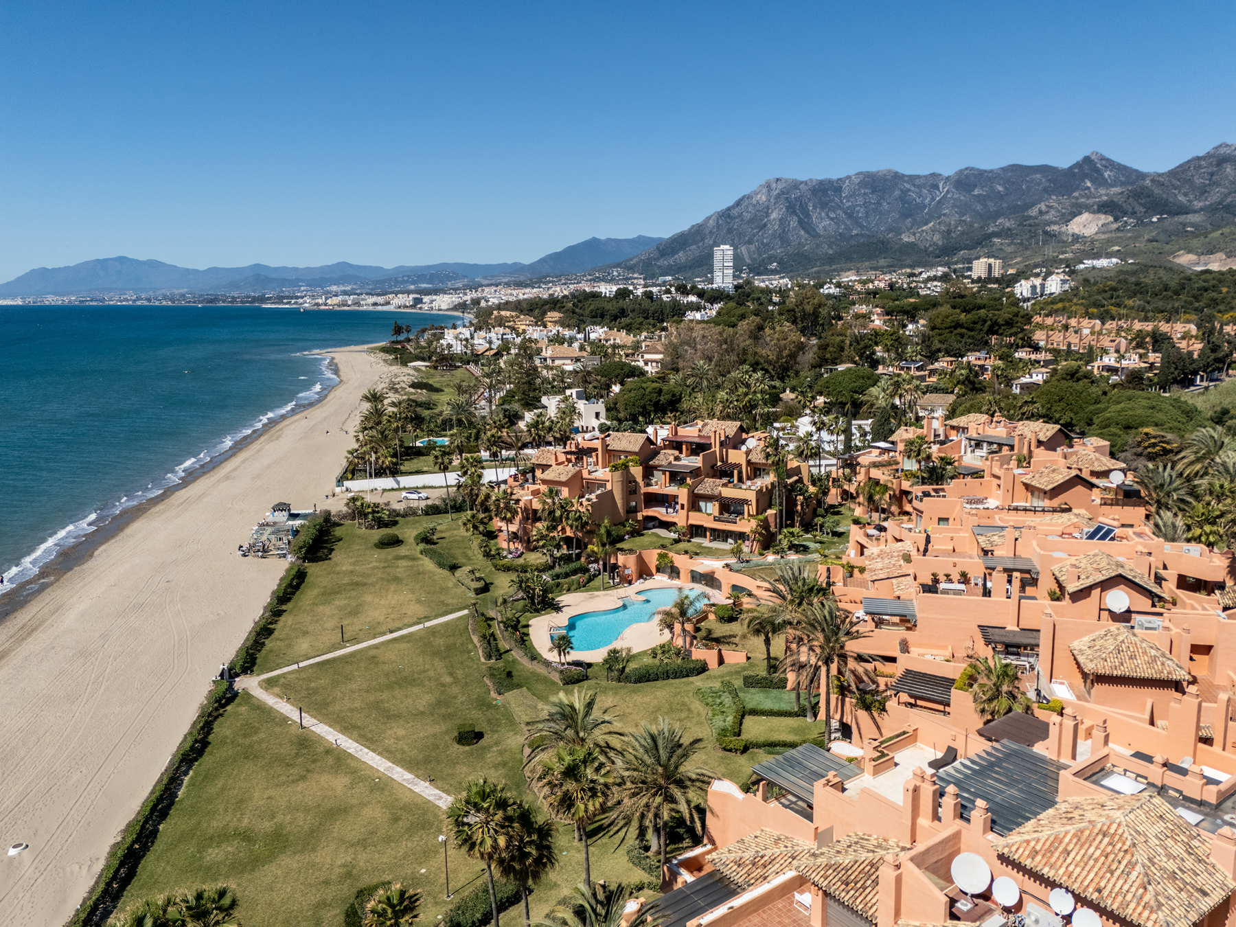  Duplex penthouse with sea views in gated beachfront community, Marbella East - 物件實景