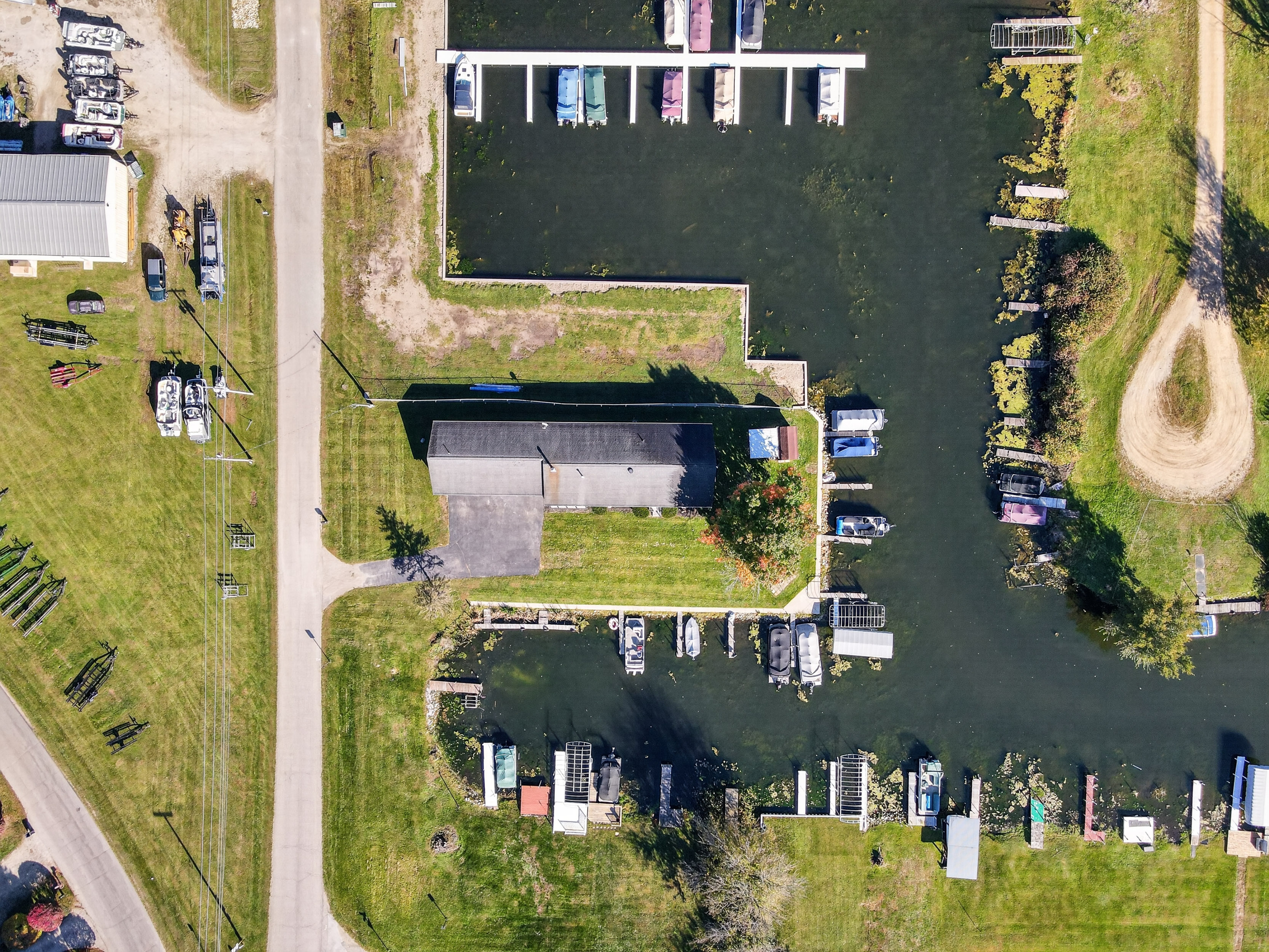 Beautifully Remodeled 4 Bedroom Home Featuring Lakefront Living - 物件實景