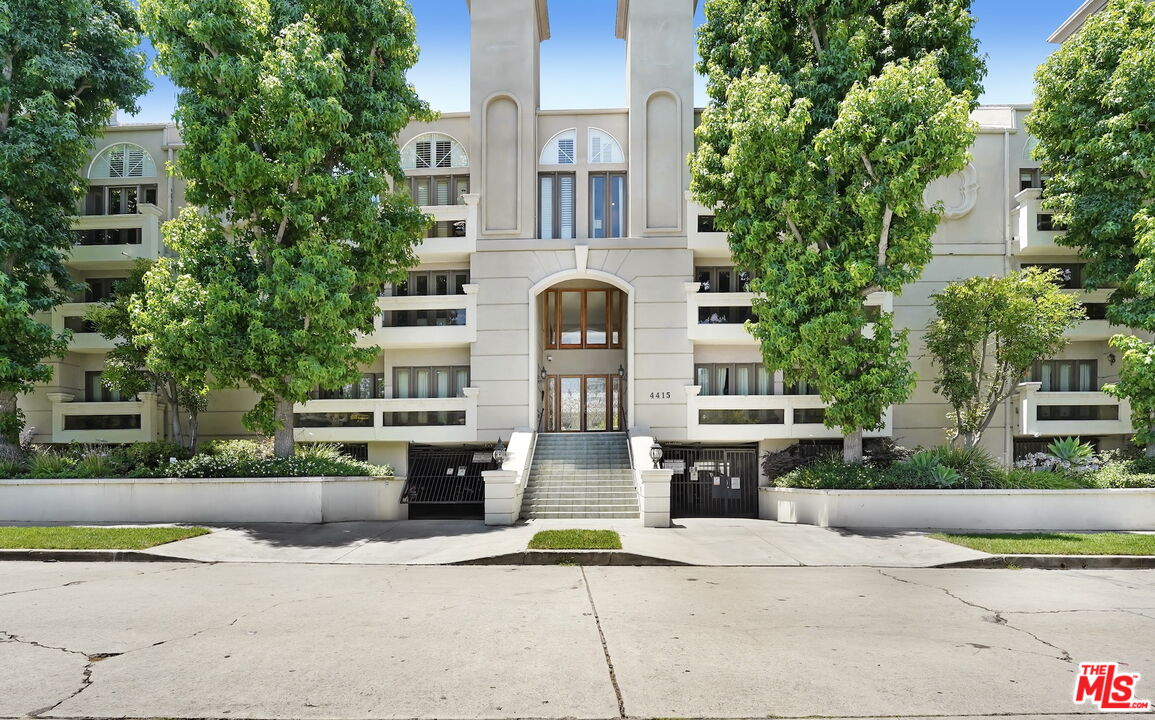 Sherman Oaks, California, 91403, United States, 2 Bedrooms Bedrooms, ,3 BathroomsBathrooms,Residential,For Sale,1900859