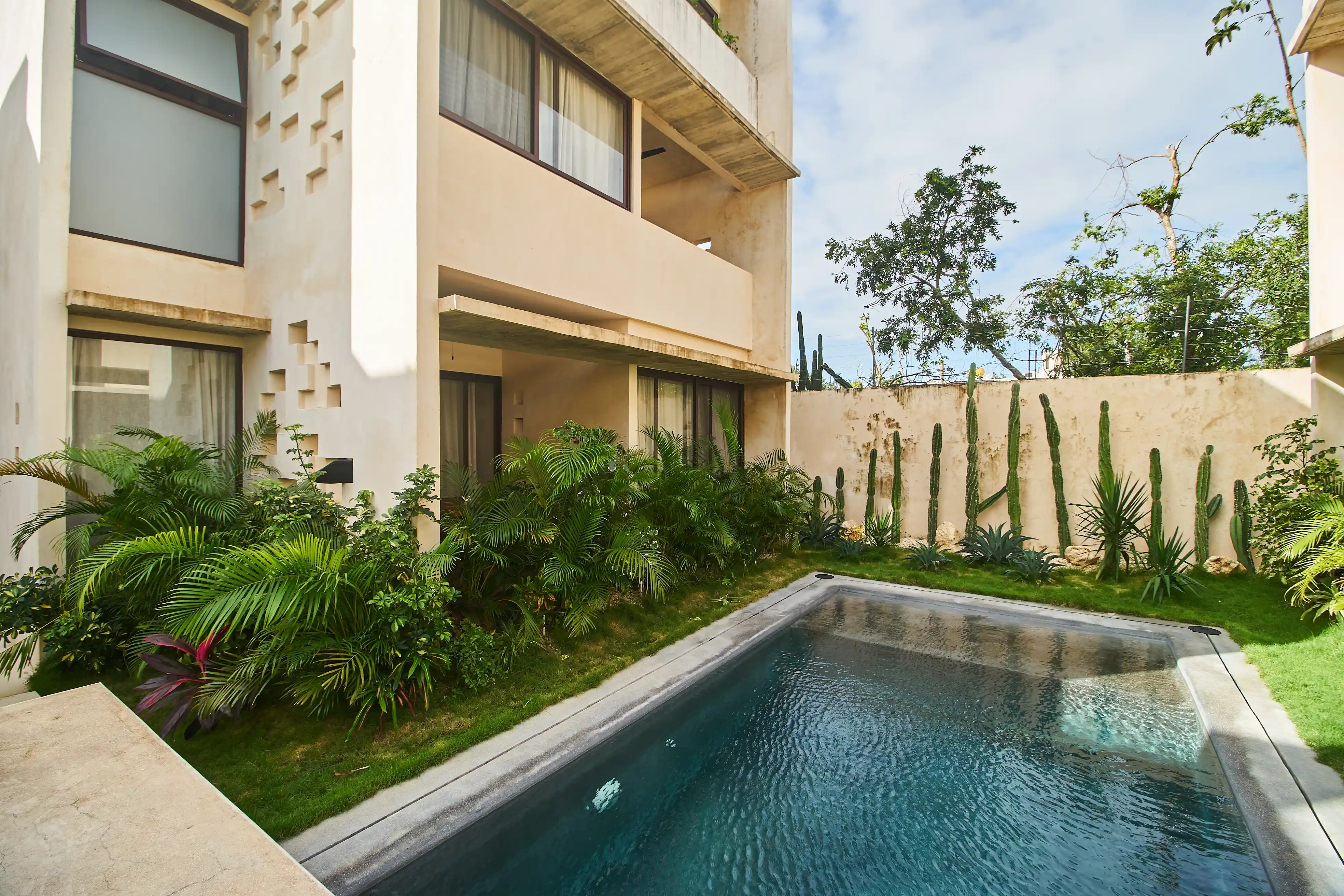  Turnkey Investment: 13-Unit Complex at Market Price - 物件實景