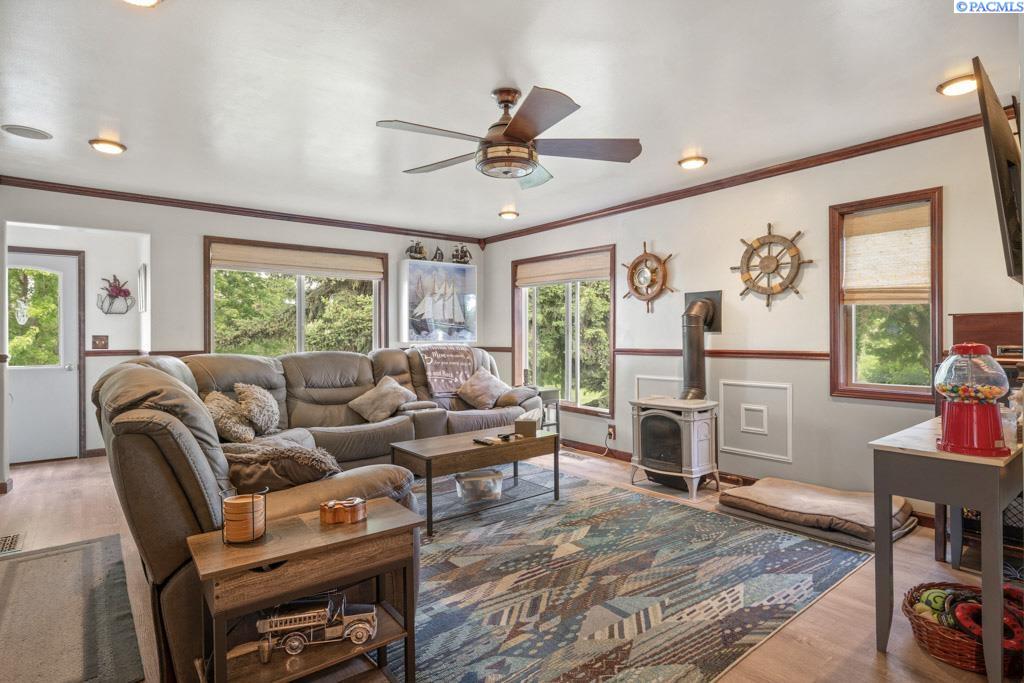 Tekoa, Washington, 99033, United States, 4 Bedrooms Bedrooms, ,2 BathroomsBathrooms,Residential,For Sale,1847399