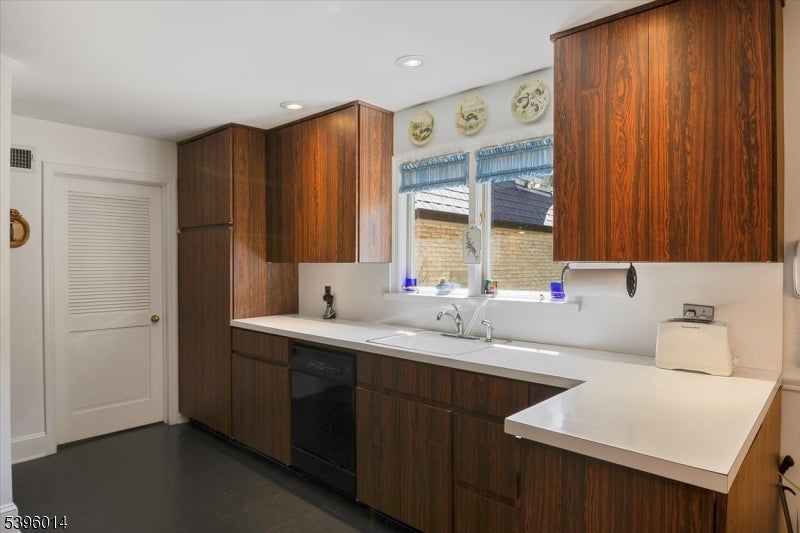 Clifton City, New Jersey, 07013, United States, 5 Bedrooms Bedrooms, ,4 BathroomsBathrooms,Residential,For Sale,1988596