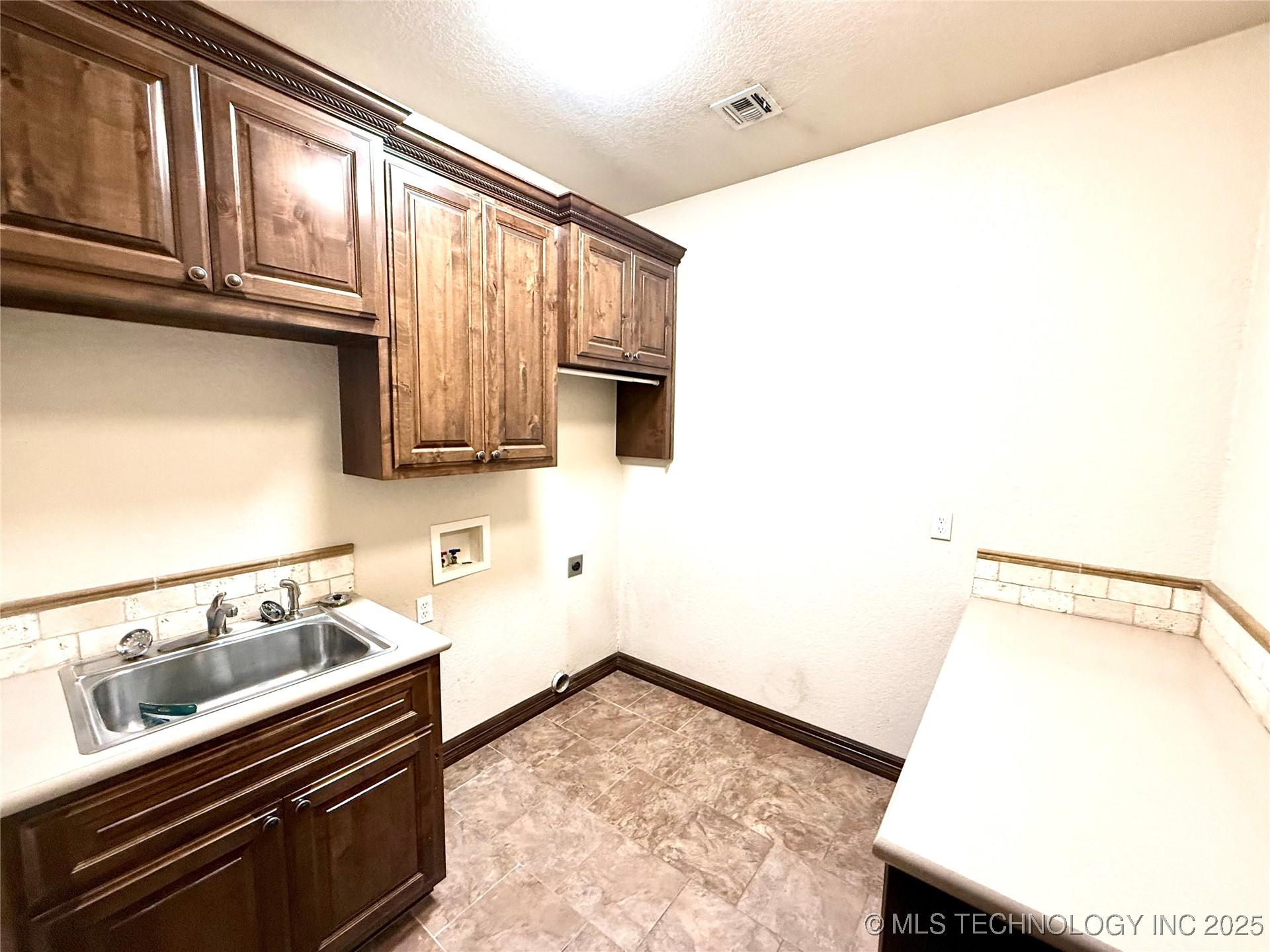 Checotah, Oklahoma, 74426, United States, 4 Bedrooms Bedrooms, ,4 BathroomsBathrooms,Residential,For Sale,1980942