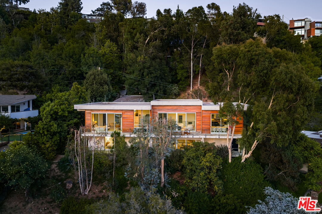 Los Angeles, California, 90049, United States, 4 Bedrooms Bedrooms, ,5 BathroomsBathrooms,Residential,For Sale,1901289