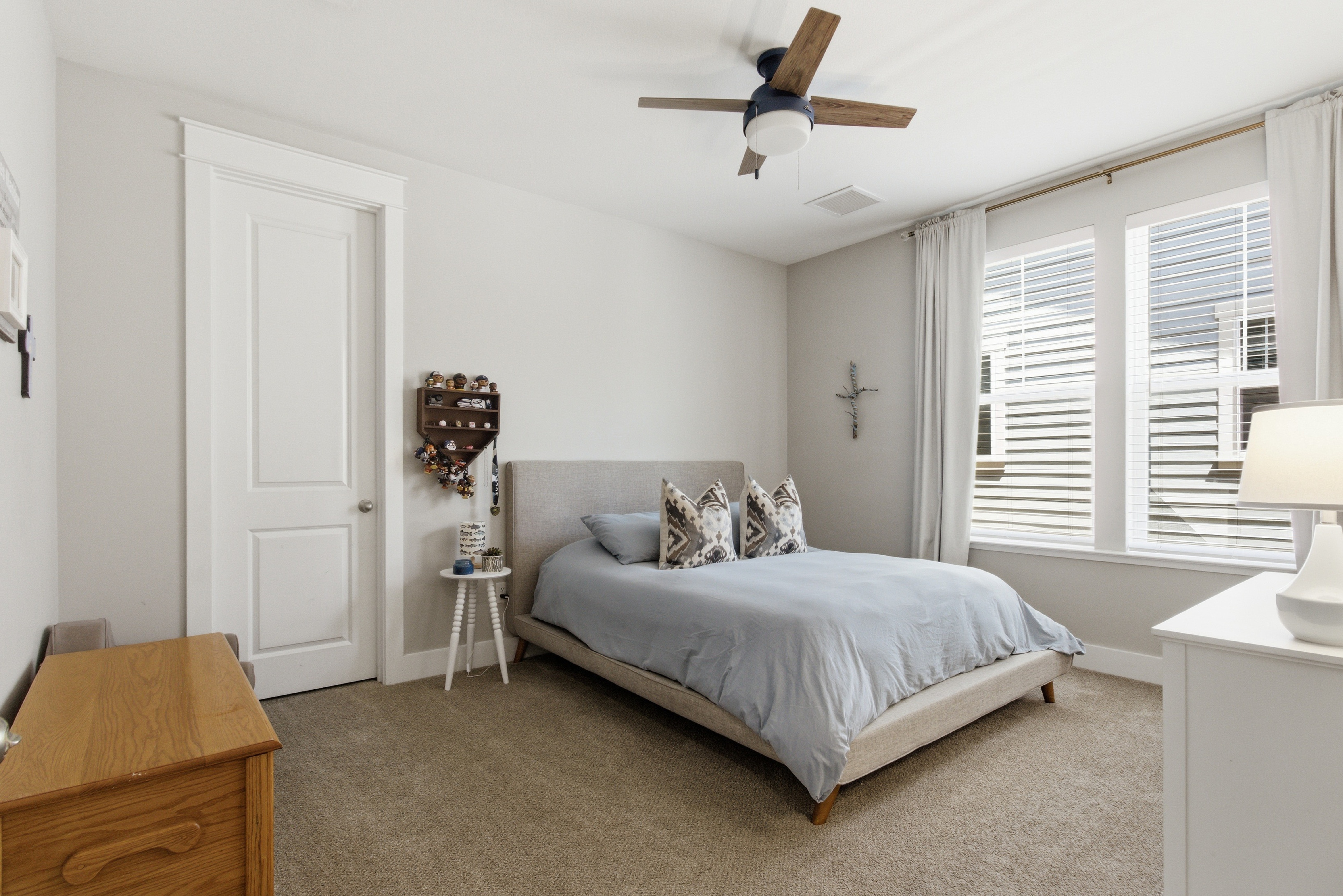  Spacious Corner-Lot Retreat With Flexible Living - 物件實景