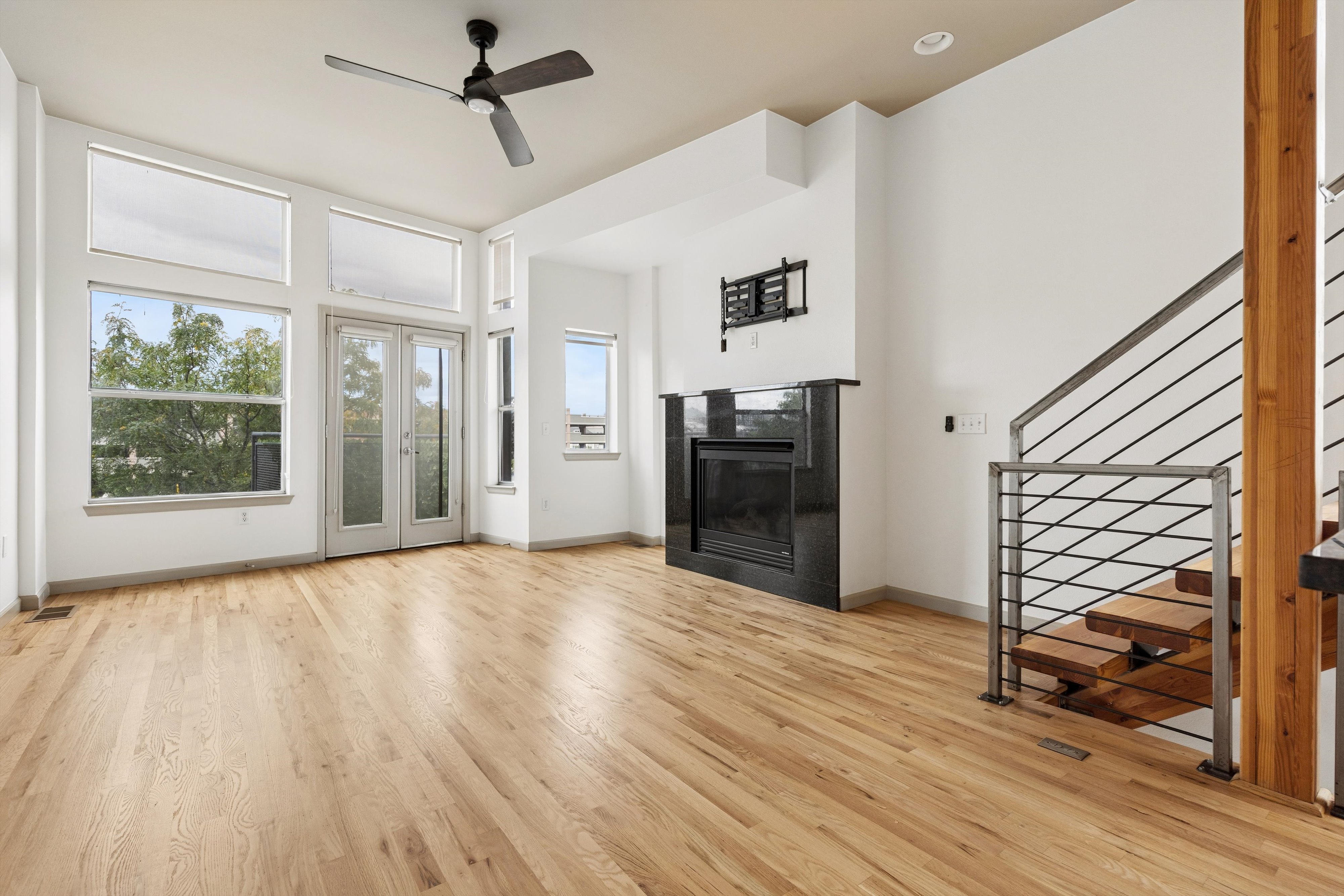  Beautifully updated end-unit offers exceptional natural light & abundant windows - 物件實景