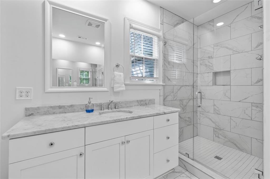 Atlanta, Georgia, 30324, United States, 3 Bedrooms Bedrooms, ,3 BathroomsBathrooms,Residential,For Sale,1948328