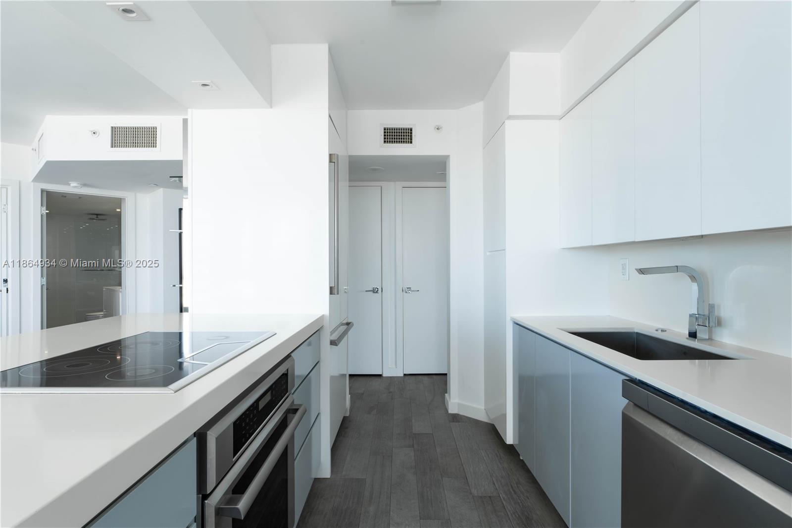 Miami Beach, Florida, 33141, United States, 2 Bedrooms Bedrooms, ,2 BathroomsBathrooms,Residential,For Sale,1927404