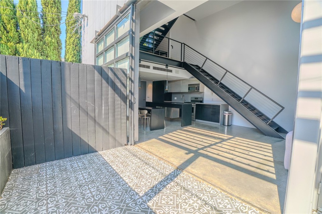 West Hollywood, California, 90046, United States, 1 Bedroom Bedrooms, ,2 BathroomsBathrooms,Residential,For Sale,1913666