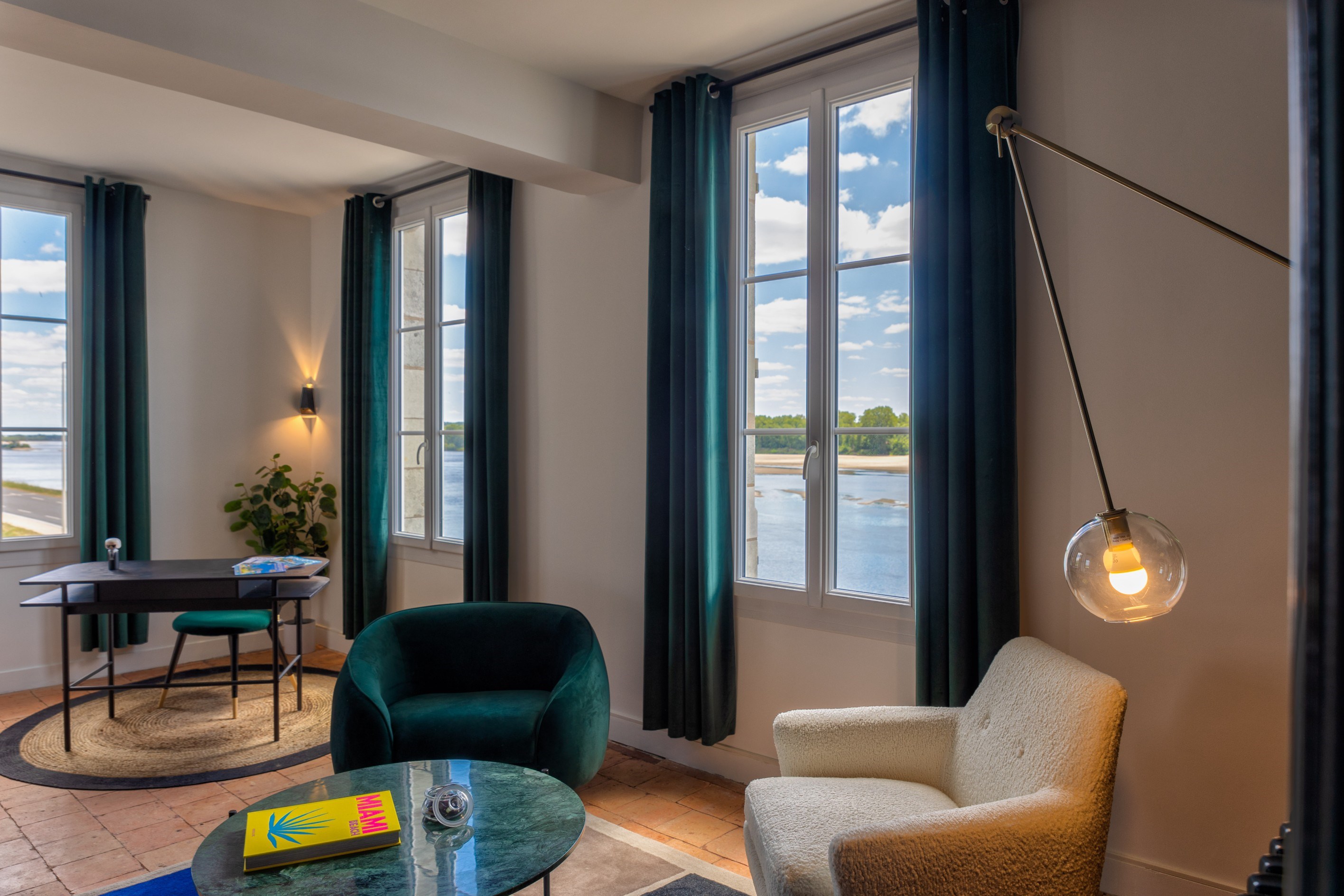  Rare Loire Valley Property Offering Panoramic Riverfront Elegance - 物件實景