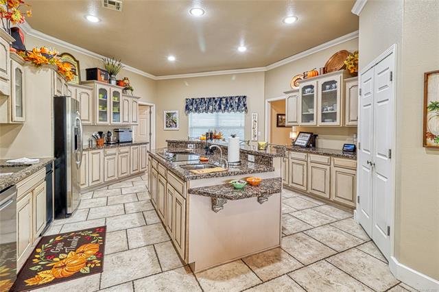 Eufaula, Oklahoma, 74432, United States, 3 Bedrooms Bedrooms, ,4 BathroomsBathrooms,Residential,For Sale,1976546