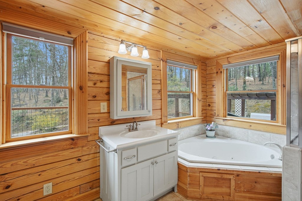 Ellijay, Georgia, 30536, United States, 2 Bedrooms Bedrooms, ,3 BathroomsBathrooms,Residential,For Sale,2034999
