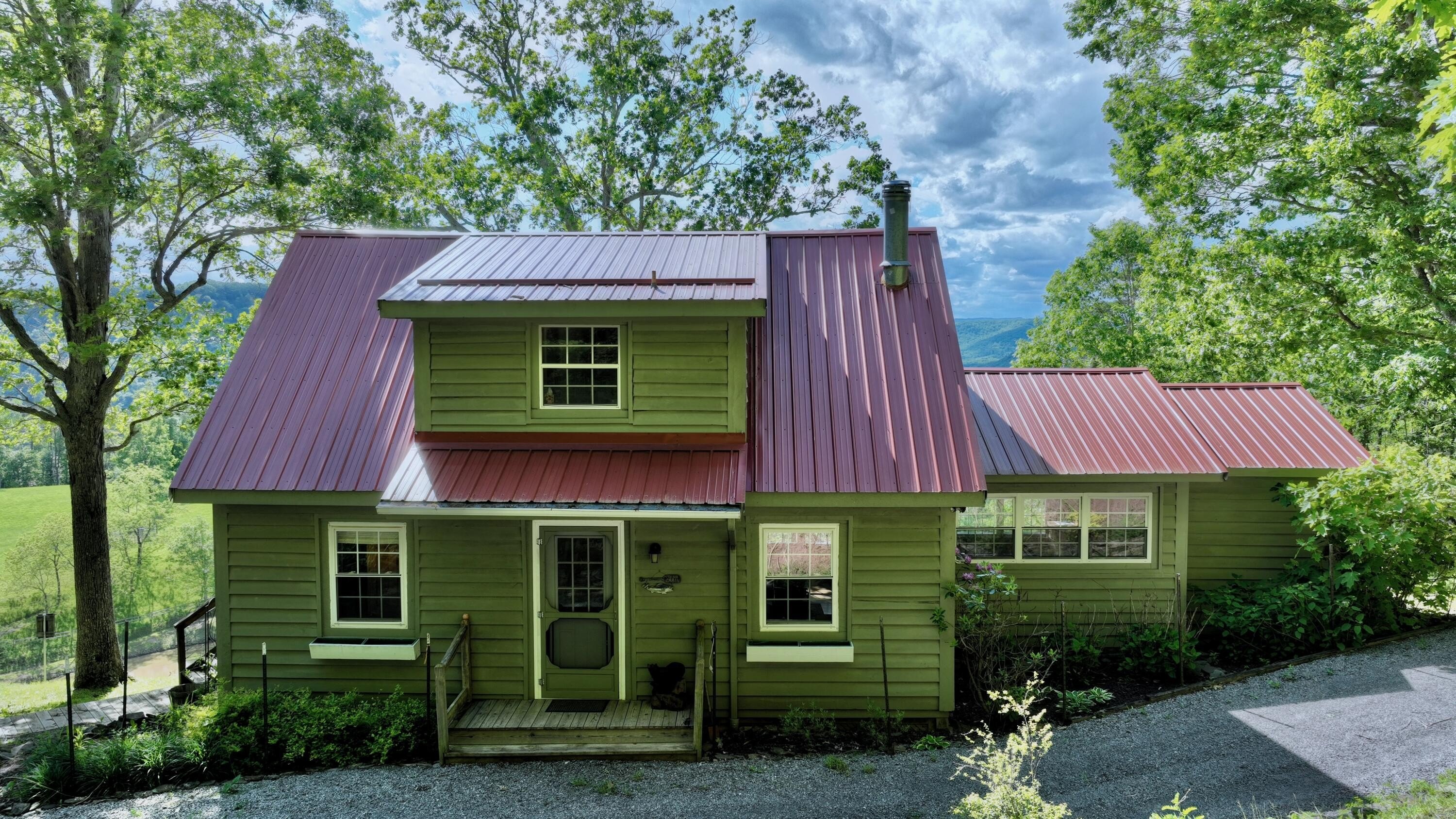 Hinton, West Virginia, 25951, United States, 3 Bedrooms Bedrooms, ,2 BathroomsBathrooms,Residential,For Sale,1847106