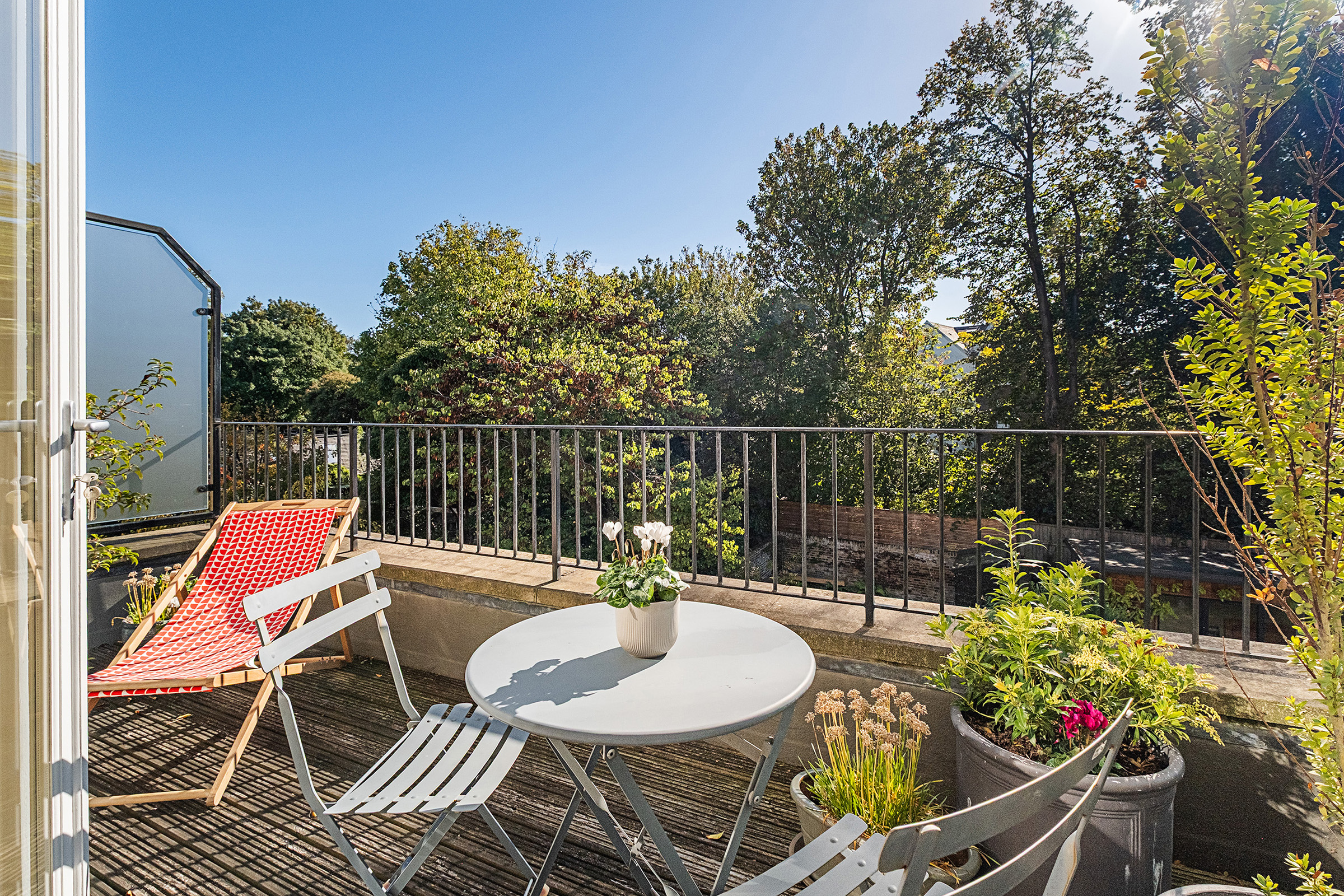  A beautifully elegant Victorian house with driveway parking and a south-facing g - 物件實景