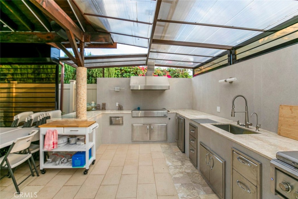 Glendale, California, 91201, United States, 4 Bedrooms Bedrooms, ,5 BathroomsBathrooms,Residential,For Sale,1969452