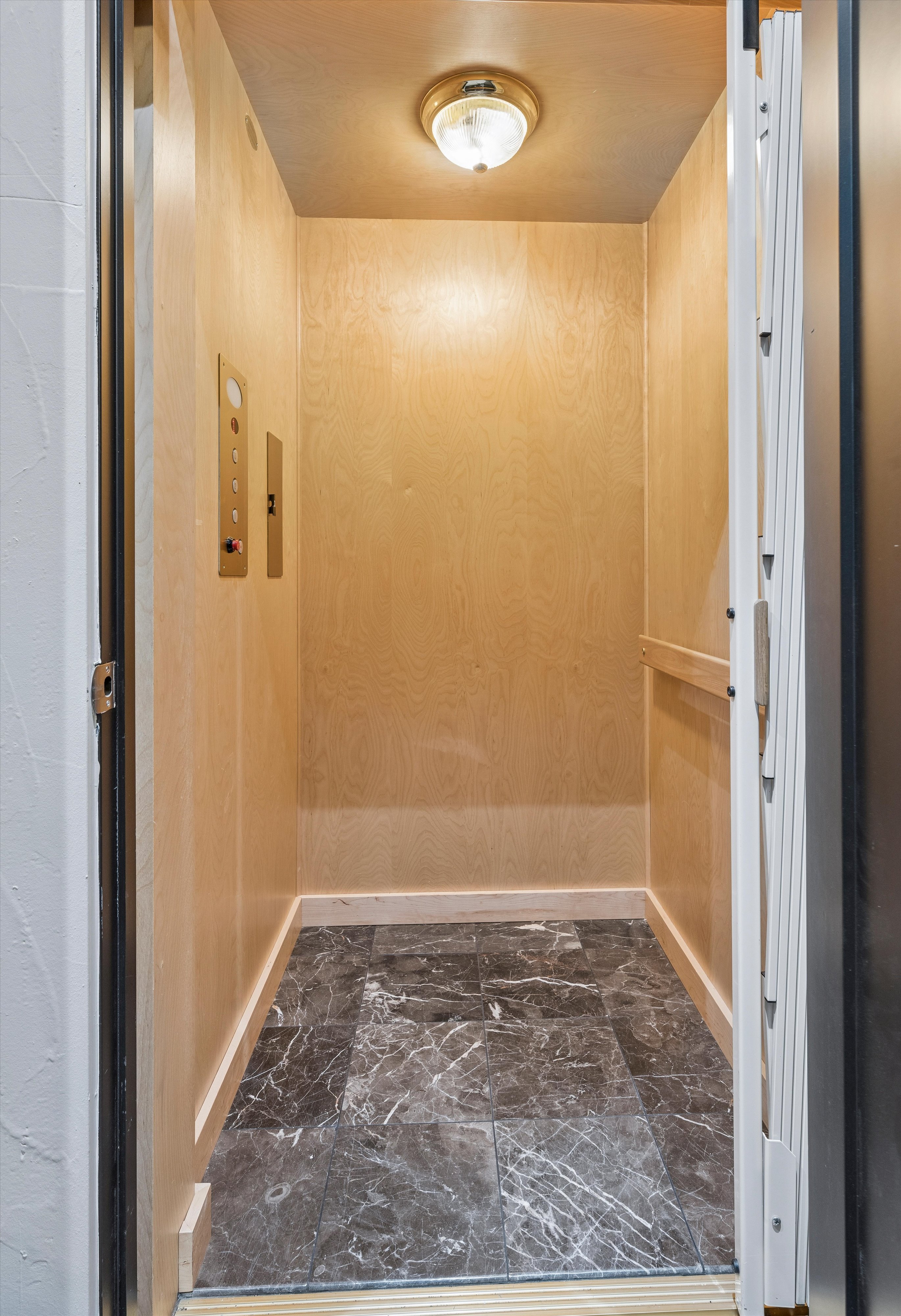  Contemporary residence combines sophisticated design with functional floor plan - 物件實景