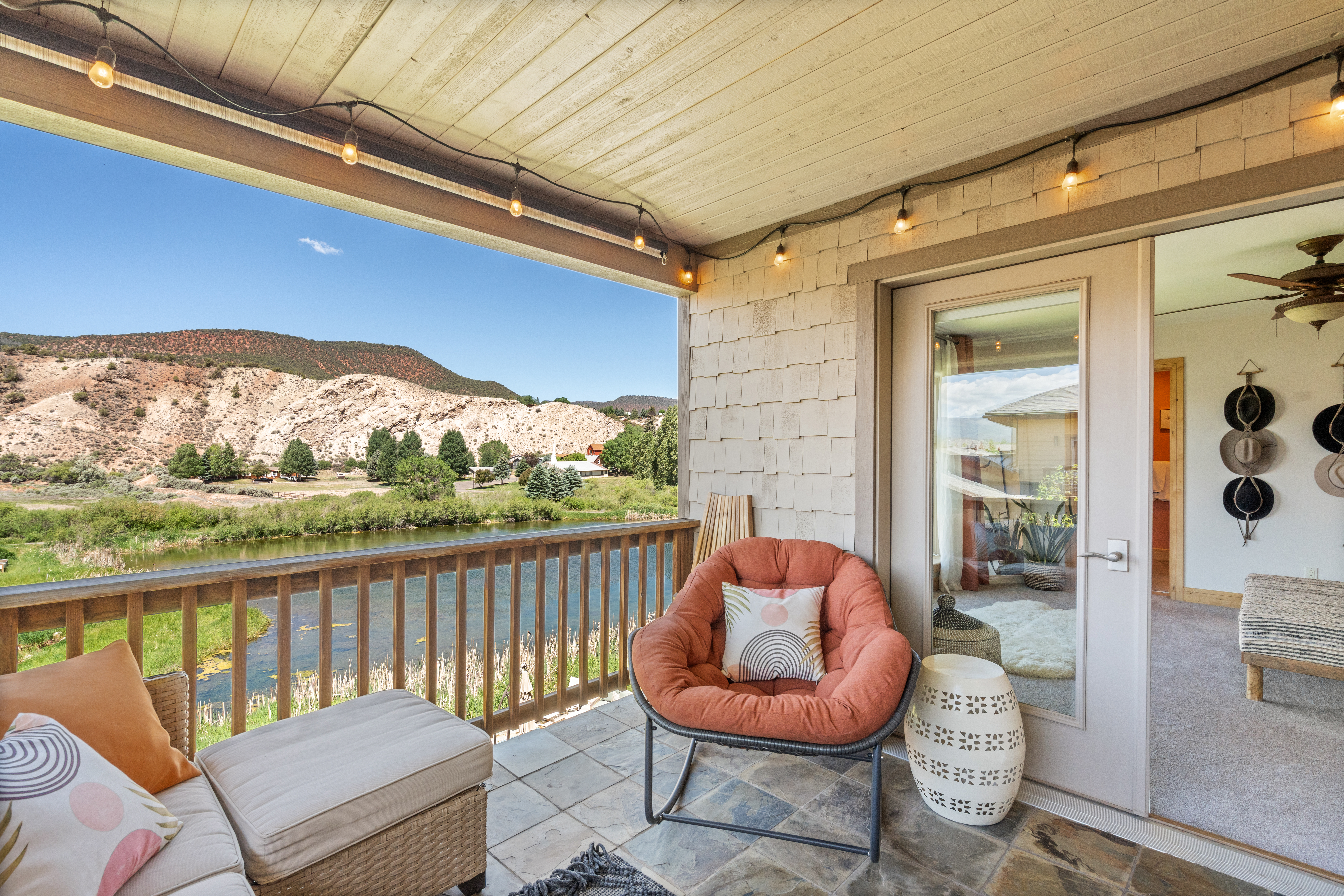  Inviting Home Features Soaring Vaulted Ceilings, Expansive Windows~ - 物件實景