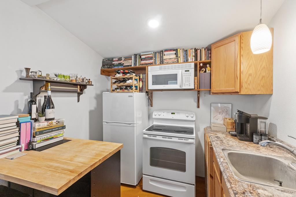 Fredericksburg, Texas, 78624, United States, 4 Bedrooms Bedrooms, ,4 BathroomsBathrooms,Residential,For Sale,1979275