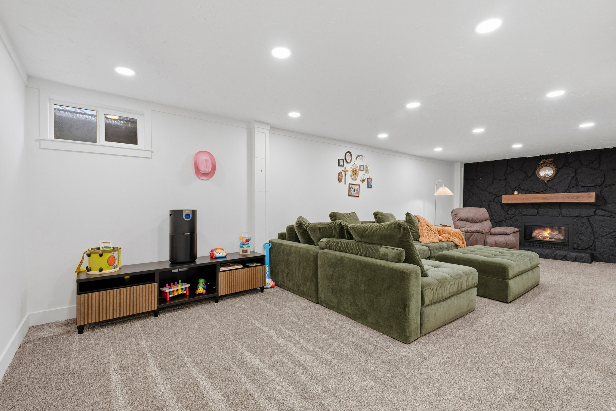 Kaysville, Utah, 84037, United States, 5 Bedrooms Bedrooms, ,1 BathroomBathrooms,Residential,For Sale,2003168