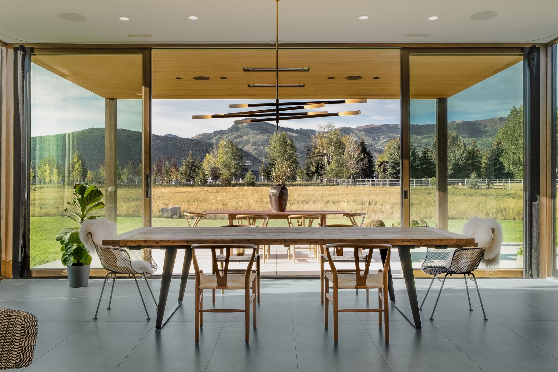  Single-Level Modern at Old Ranch Road Surrounded by Meadow and Mountain Views - 物件實景