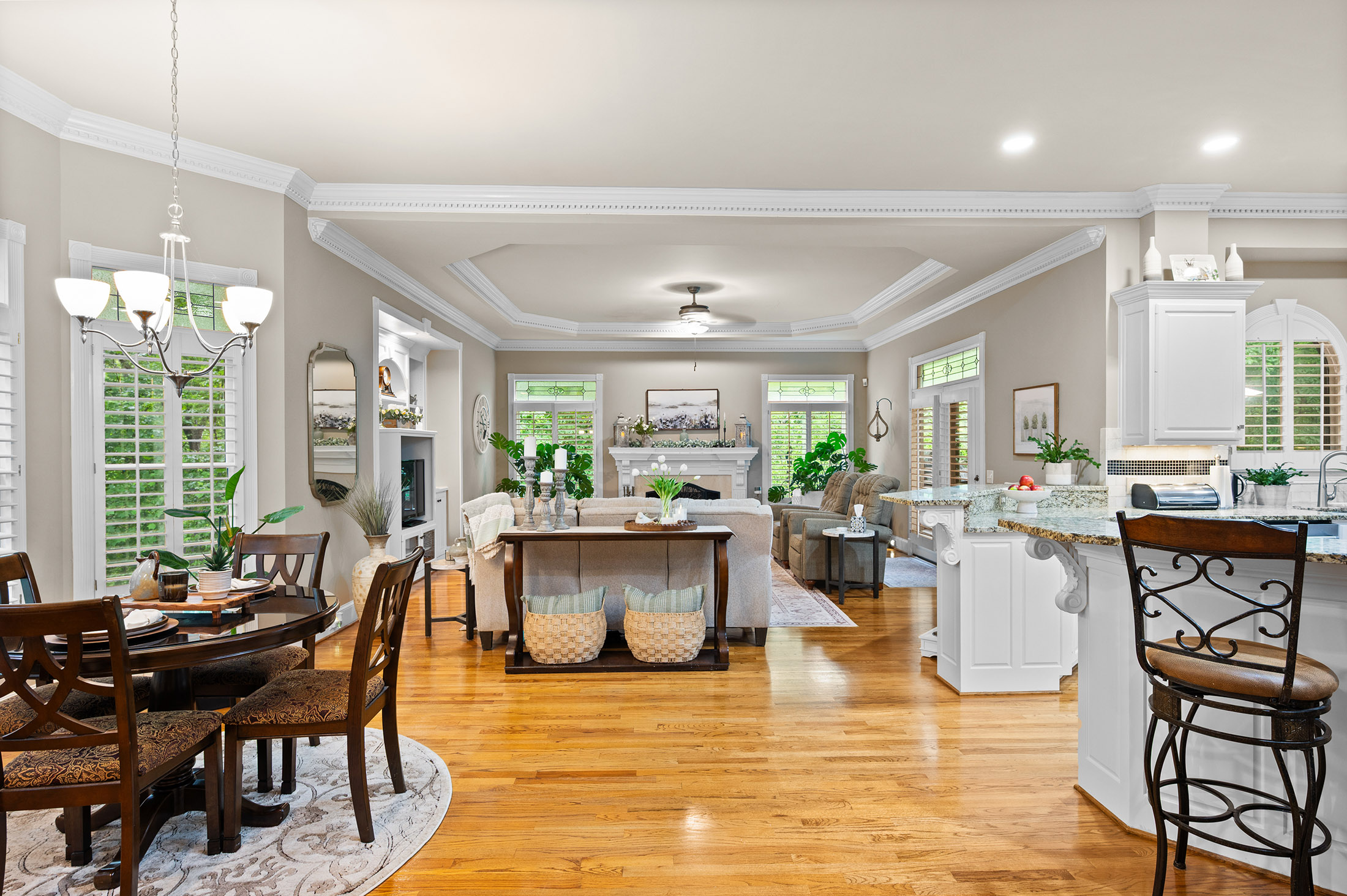  European-inspired Estate Tucked on Nearly Two Acres on Quiet Cul-de-sac - 物件實景